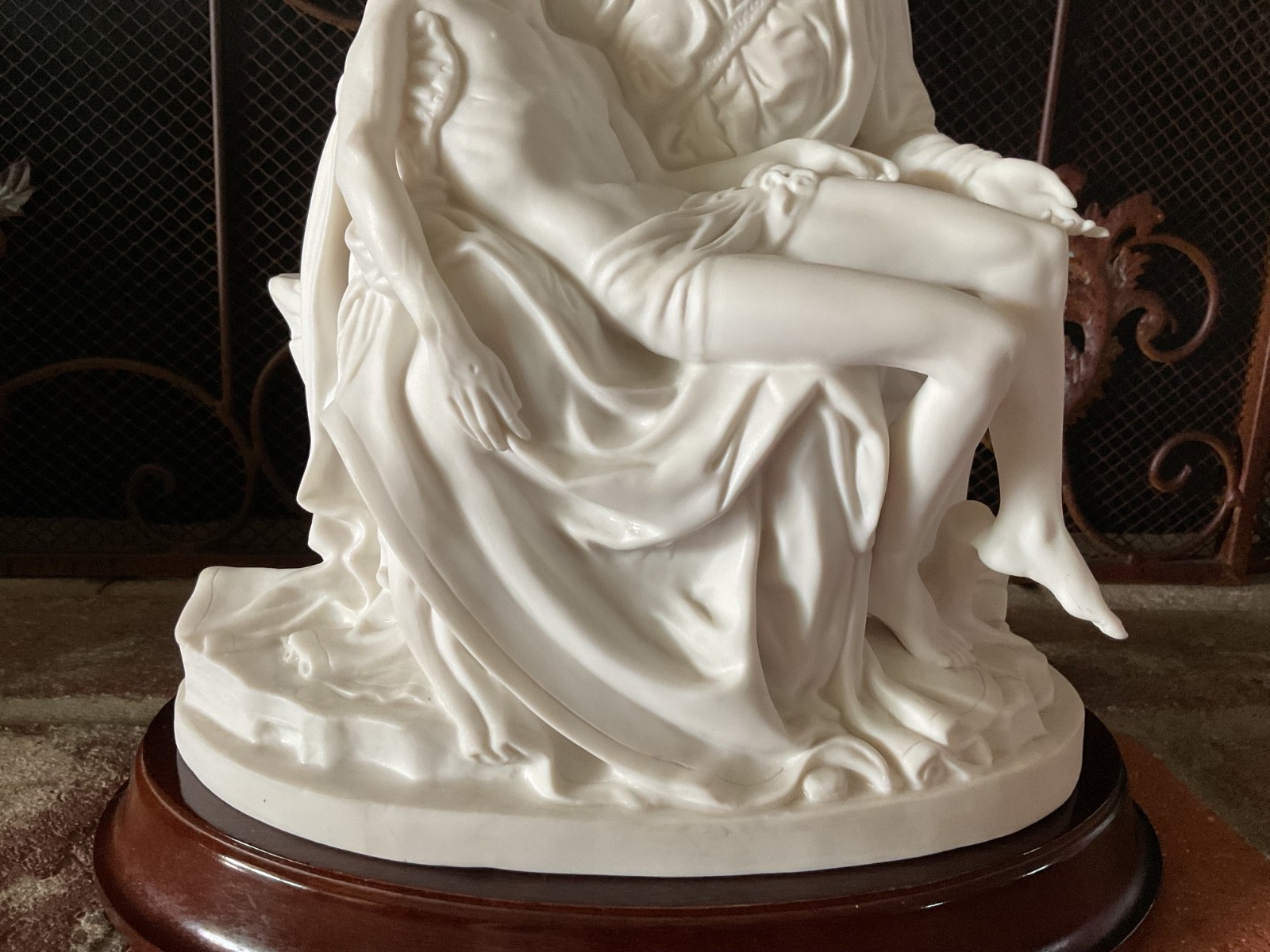 VTG Michelangelo’s Pieta Fine Bisque Porcelain 1989 The Franklin Mint Wood Base
