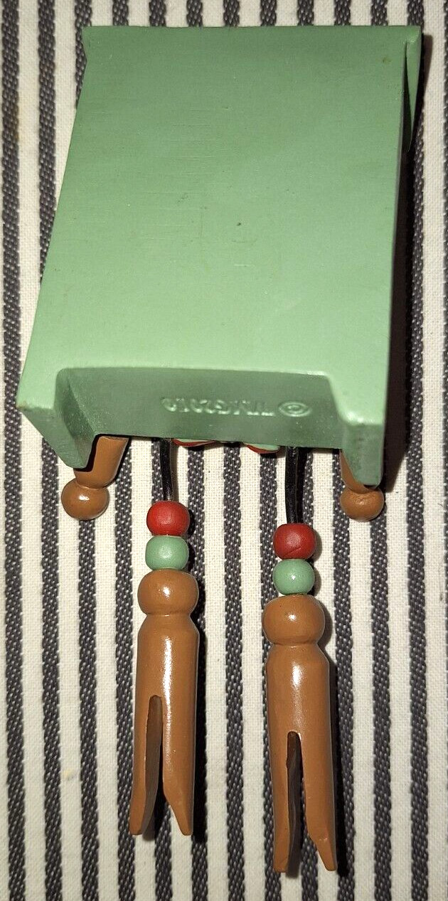 VTG LAUNDRY WMG ANTHROPOMORPHIC JADITE GREEN WASH BOARD SHELF SITTER – 2010