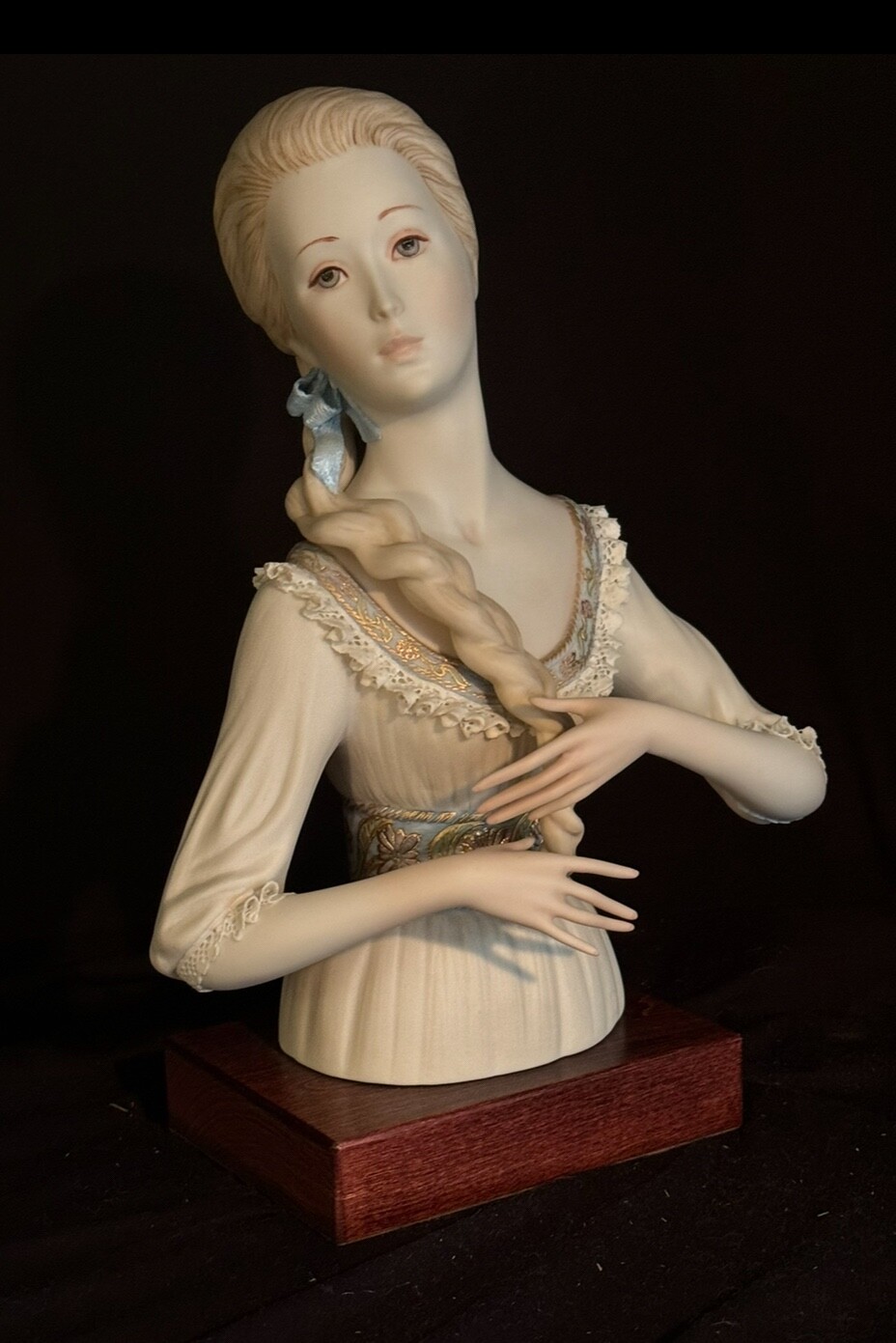 Cybis Guinevere Bust, King Arthur’s wife / 12″ tall / 2lb-6oz / # 570 of 800