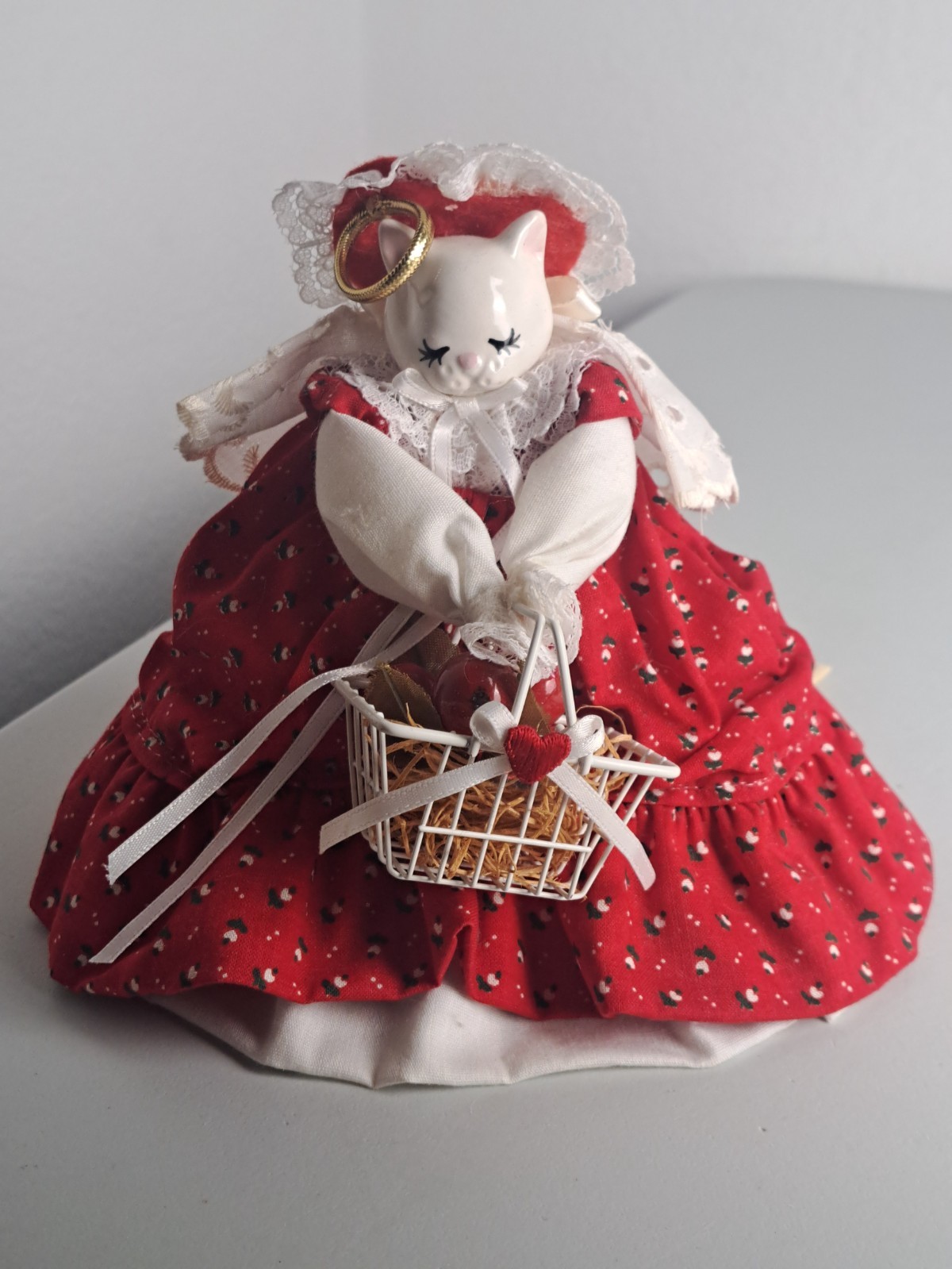 VTG. 1989 Just Ducky White Cat in Red & White Print Dress Holding Apple Basket