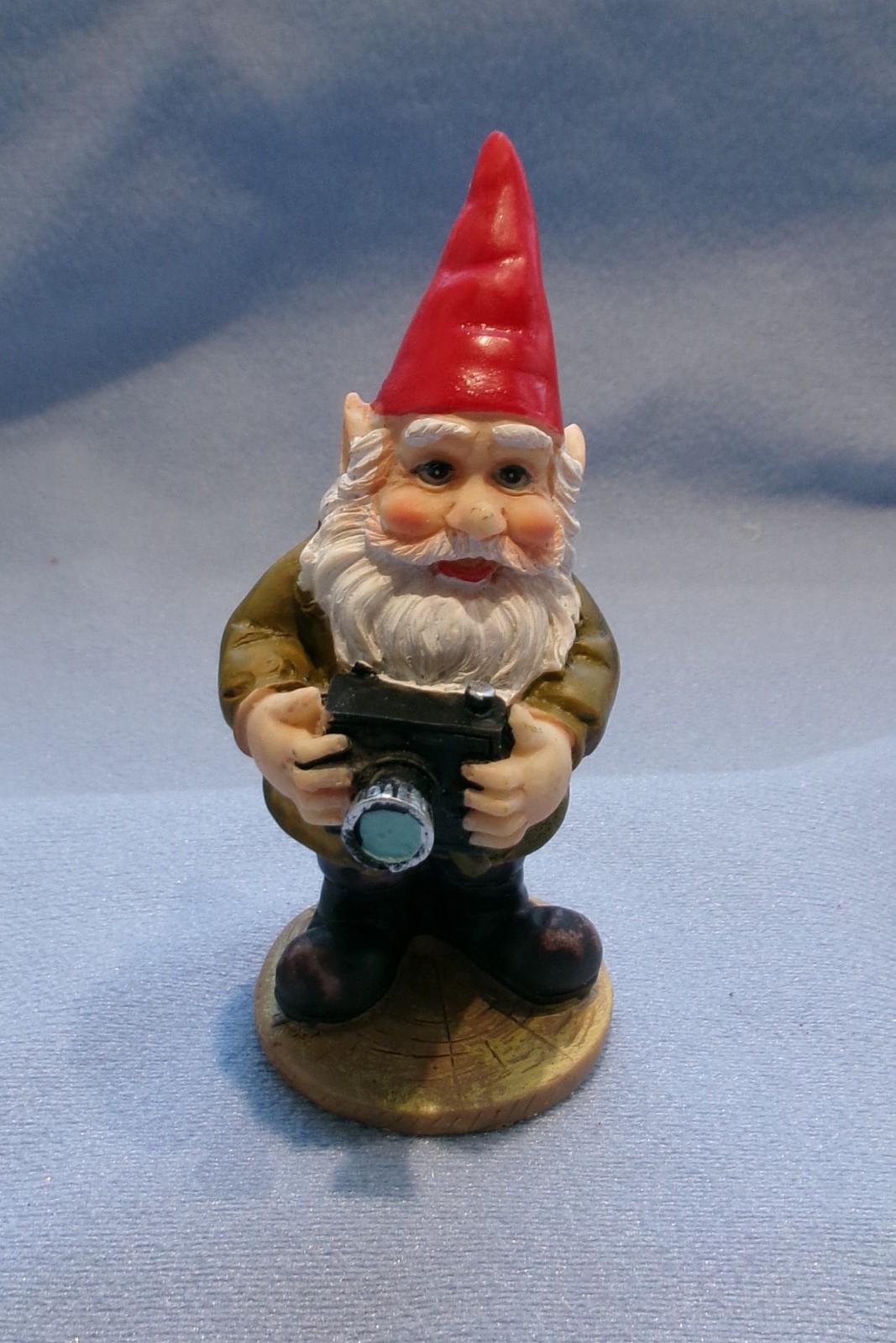 ADORABLE MINIATURE RESIN GNOME WITH CAMERA FIGURINE #2 – BRAND NEW