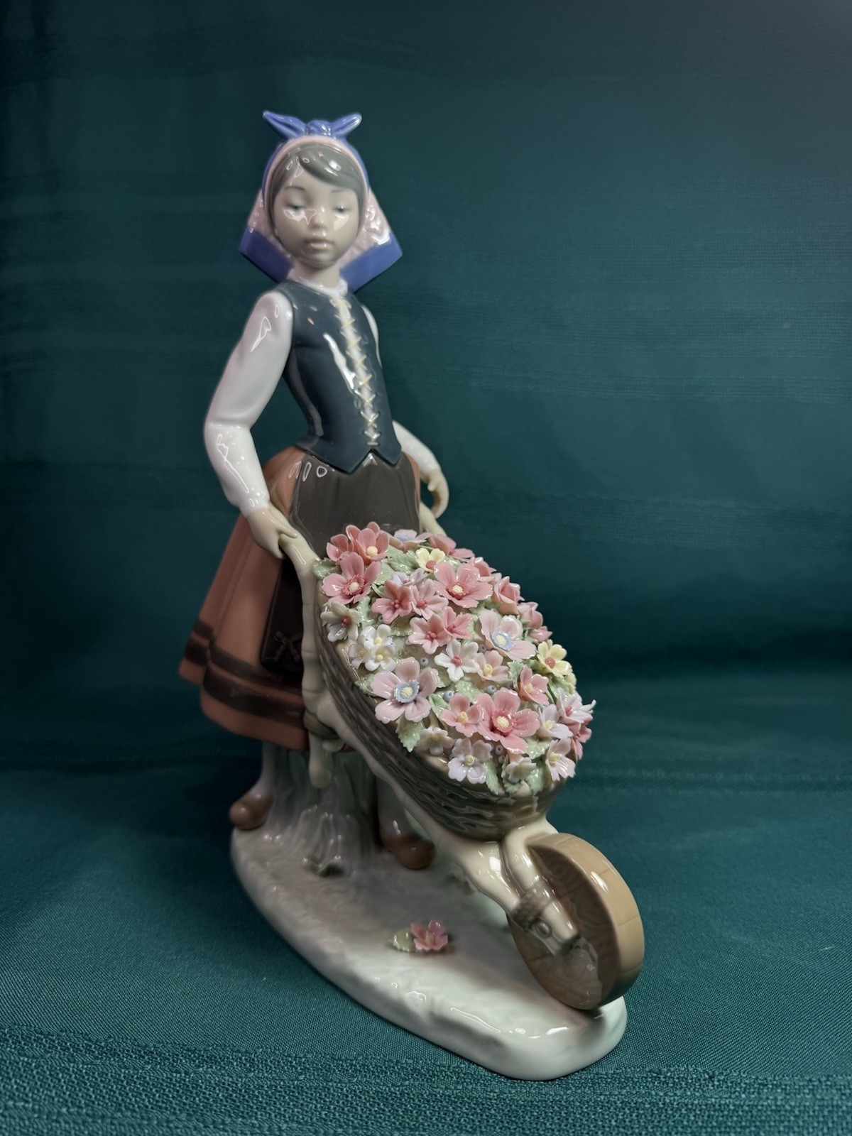 Vintage Lladró “Un Barril de Flores”Porcelain Figurine by Francisco Catalá-Spain