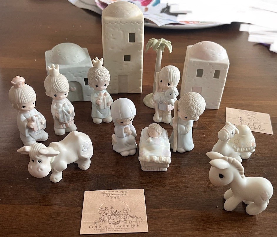 Precious Moments Come Let Us Adore Him Nativity Set & Buildings E2387 E2395