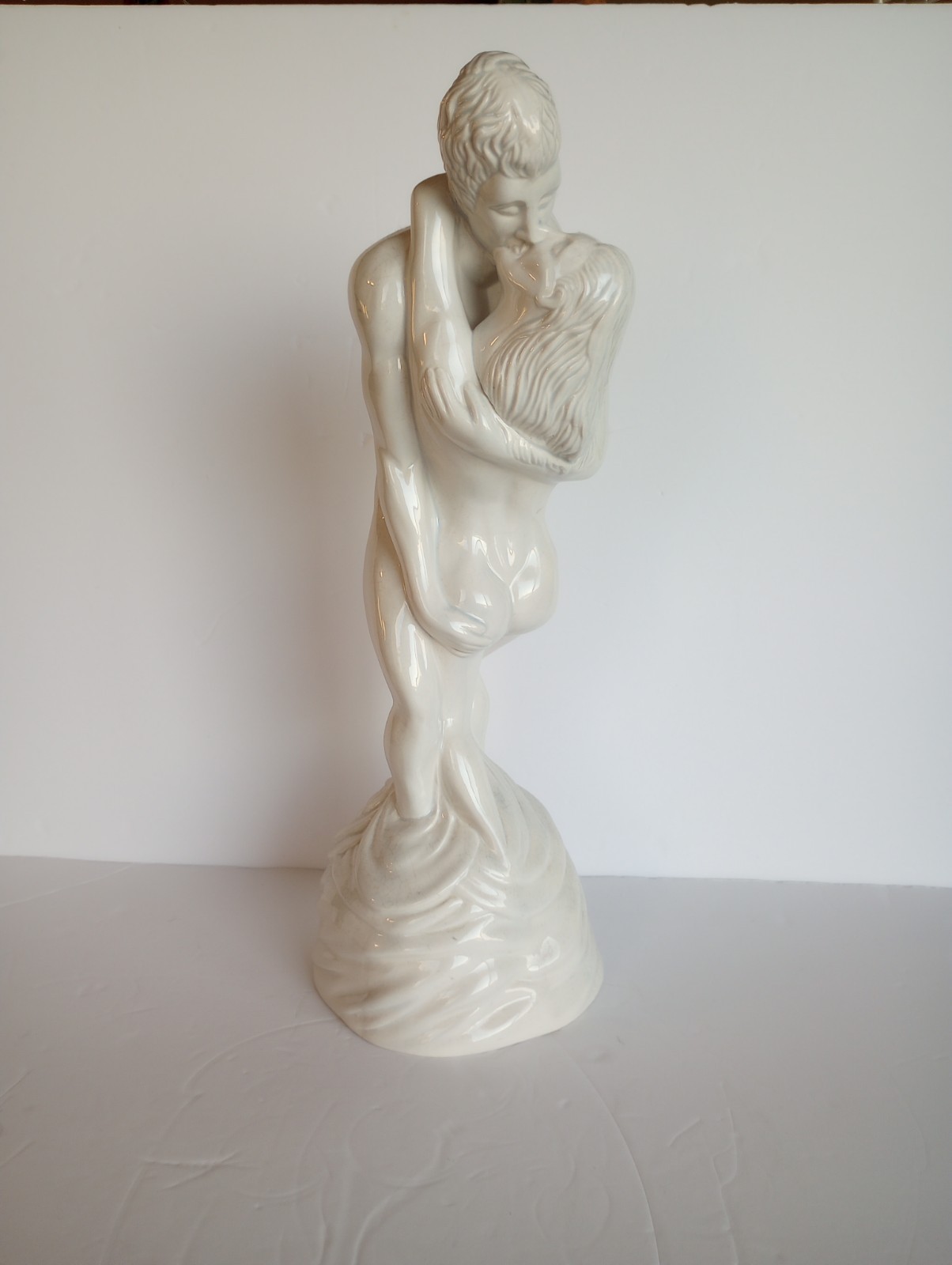 Vtg 70’s Ceramic Nude Man And Woman Lovers Embrace White Statue 16.5″ See Descri