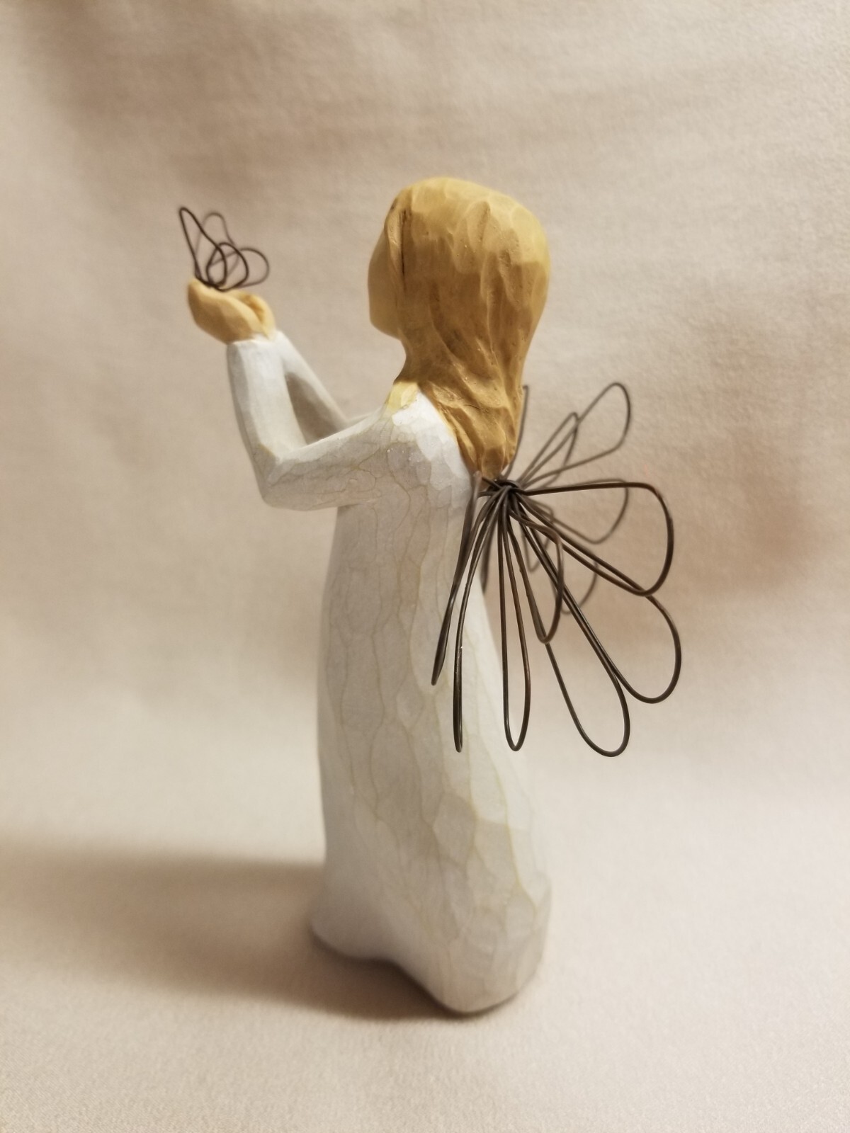 Willow Tree Figurine – Angel of Freedom #26219 holding Butterfly With Box