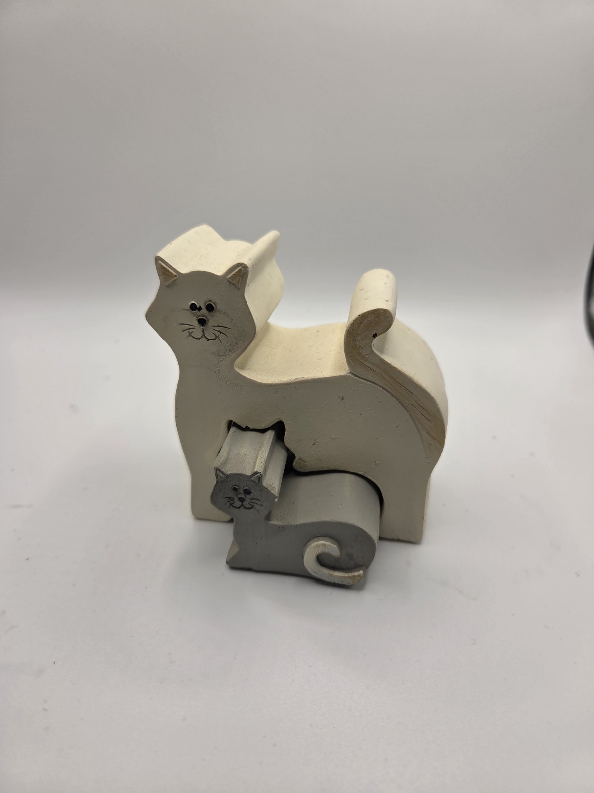 VTG WOOD CARVED CAT AND HER KITTEN PUZZEL APPROX. 3.5X3.5″ BEIGE GREY(SS-14-M-5)