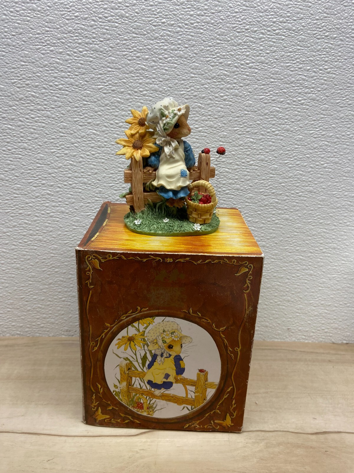 Vtg 1995 Enesco Mouse Tailes “Ladybug Ladybug Fly Away Home” Ceramic Figurine