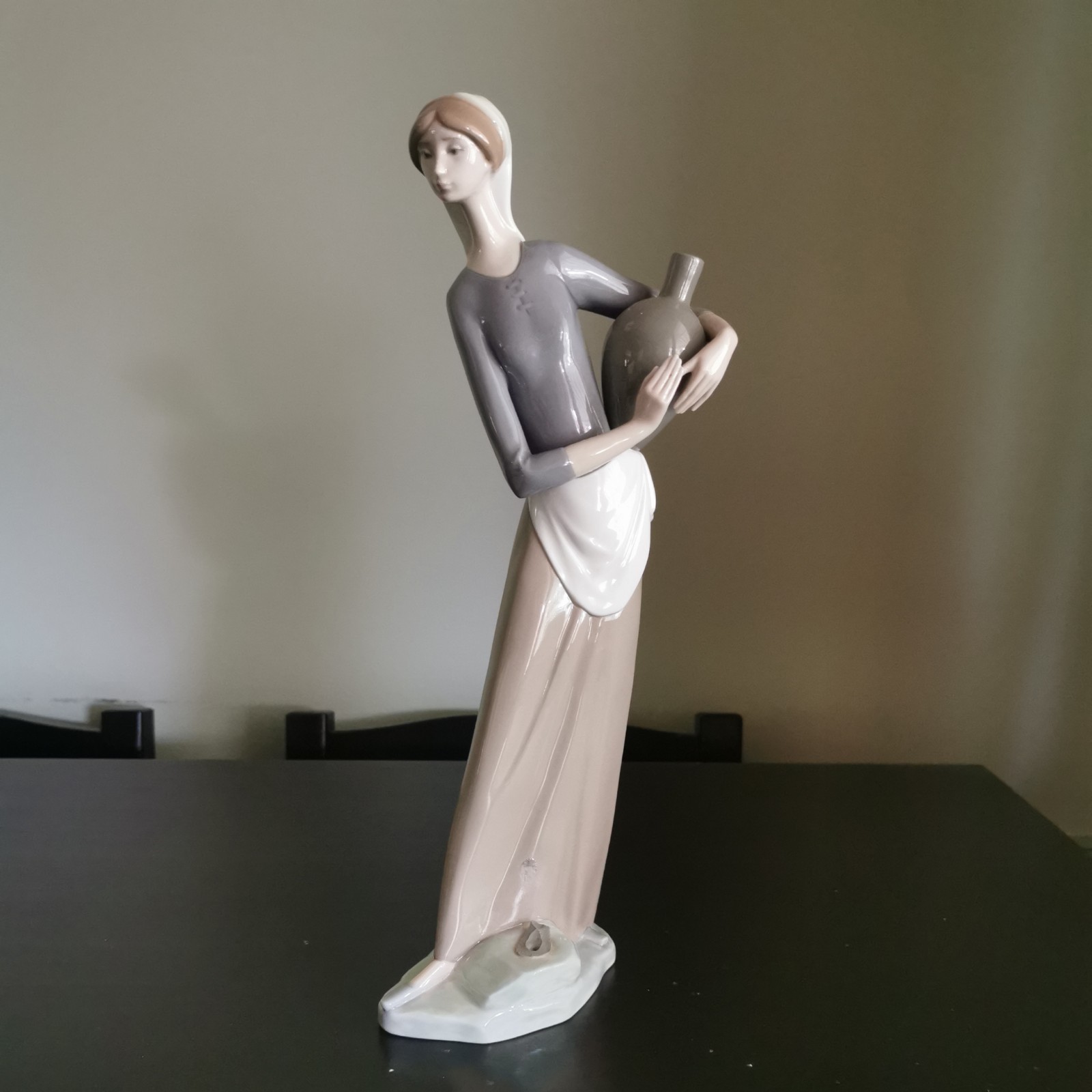 Vintage NAO By Lladro- De la Fuente Cántaro Suelo “Girl with Jug”
