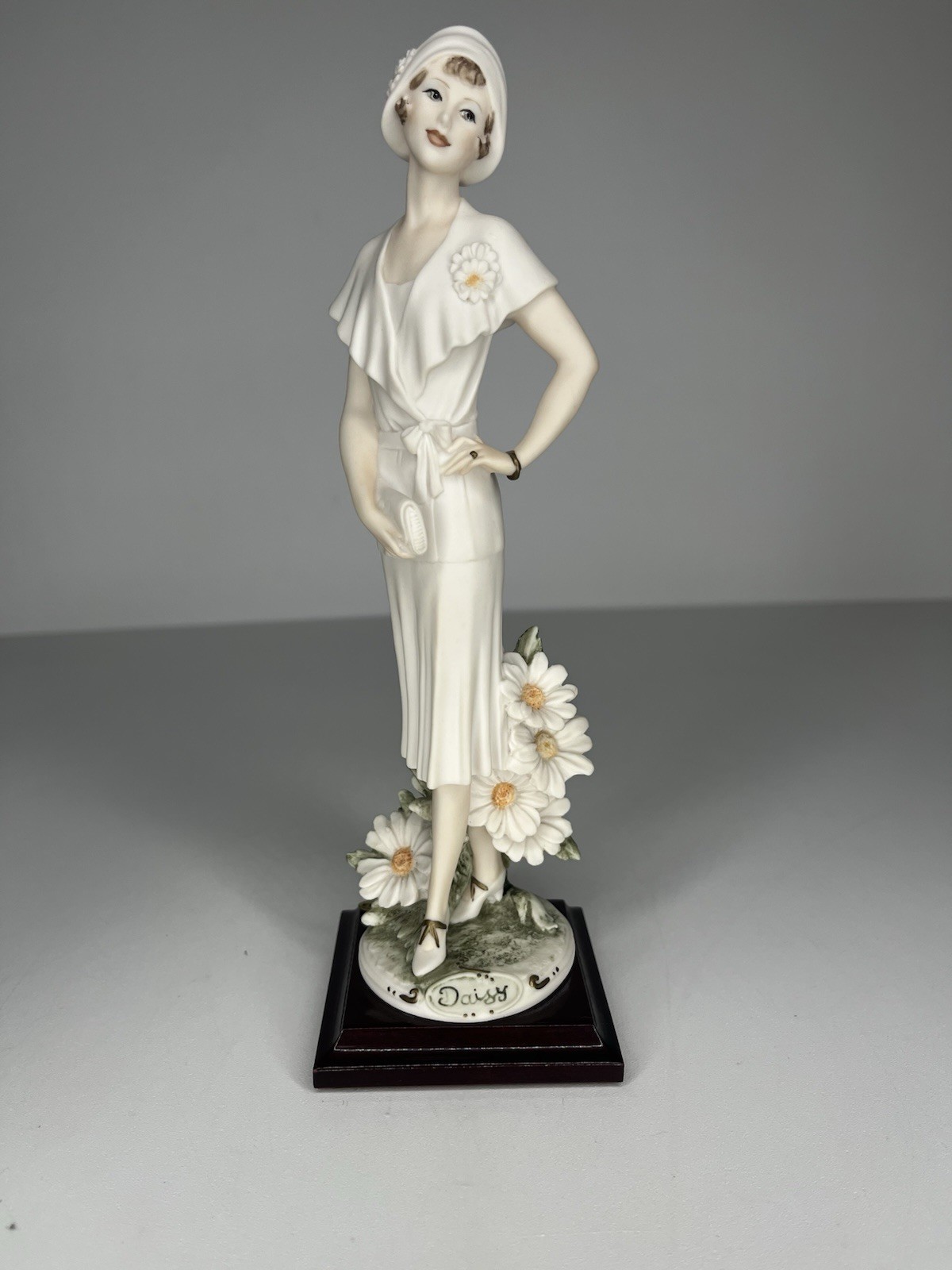 Italian Giuseppe Armani Sculpture Daisy Lady Girl Capodimonte Florence Vanity
