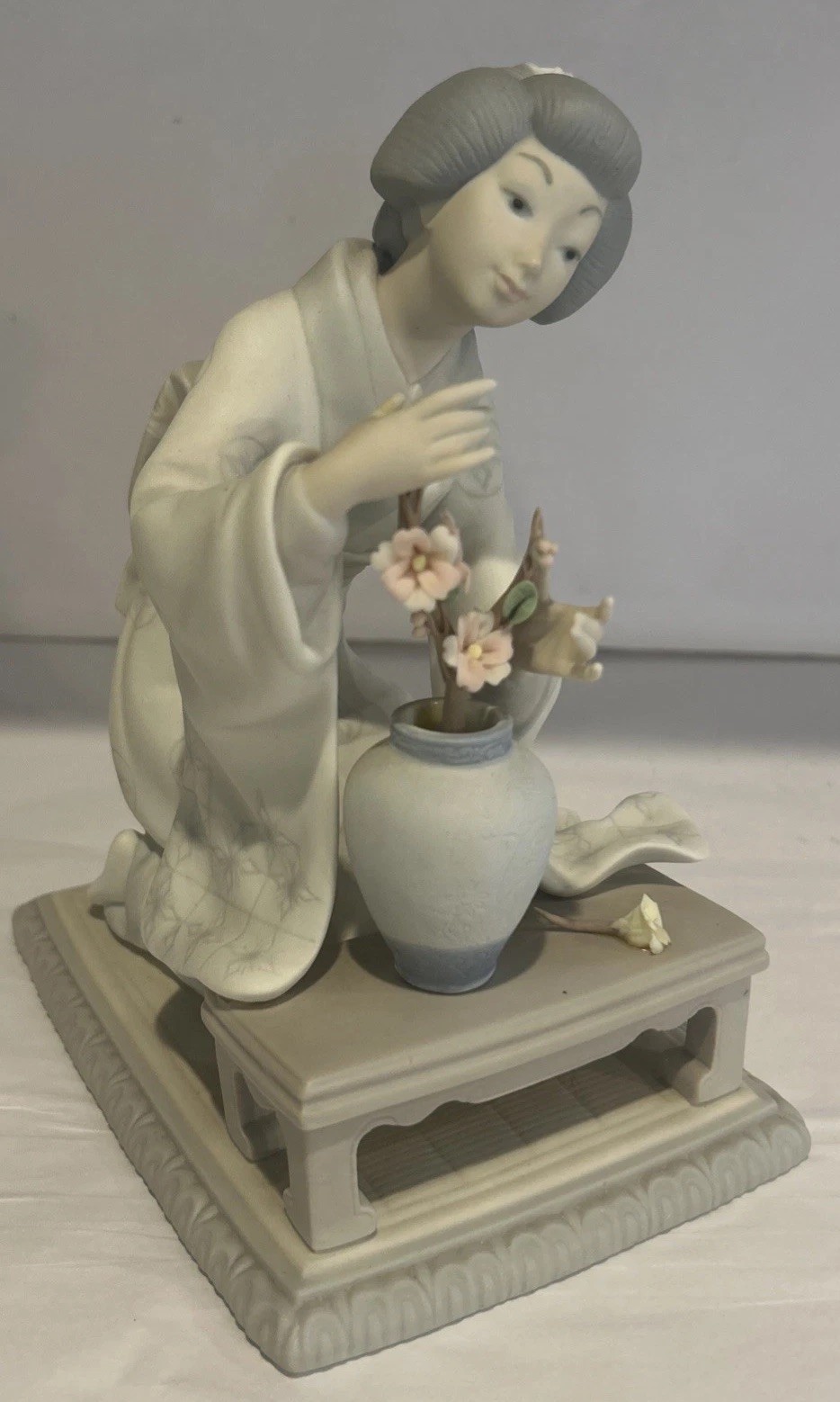 Lladro Geisha Japanese Flower Arranger(Decorator) #4840 Matte finish. Read