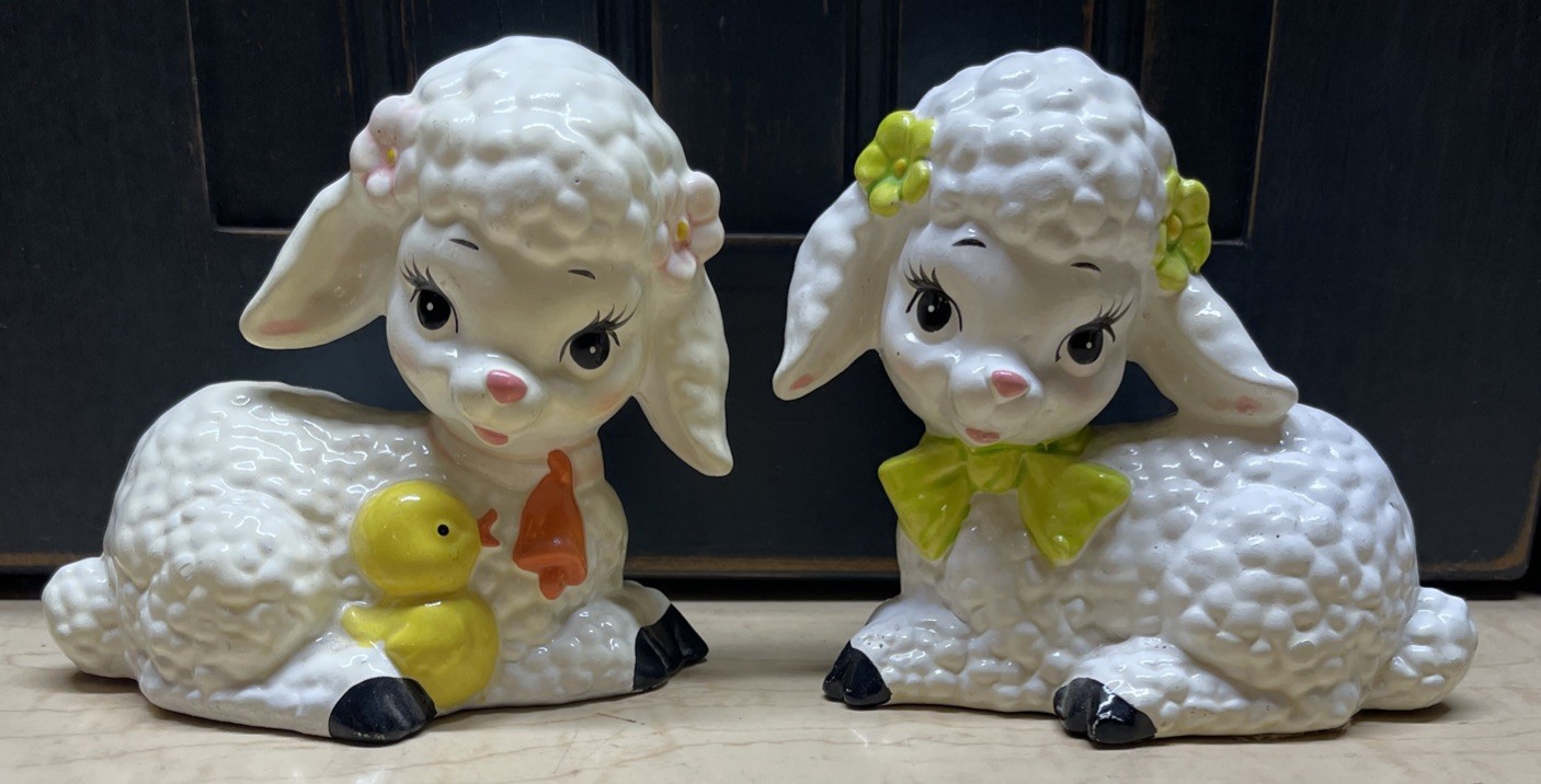 Vintage Pair Of Baby Lambs Sitting Pretty Hand Painted 4 X 3.5 X 2.5 Japan