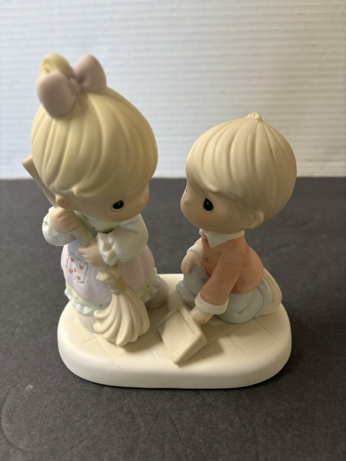 Precious Moments Enesco 2005 “You Sweep Me Off My Feet” 550008