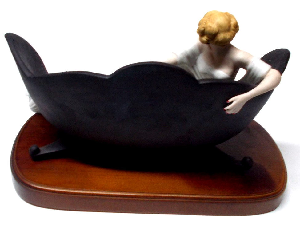Vintage 1984 Limited Edition Louis Icart Porcelain Figurine Le Sofa w/base