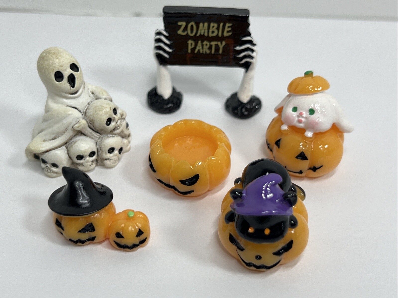 Halloween Miniatures Lot of 6 Tiny Figures Dollhouse Cake Topper Decorative New