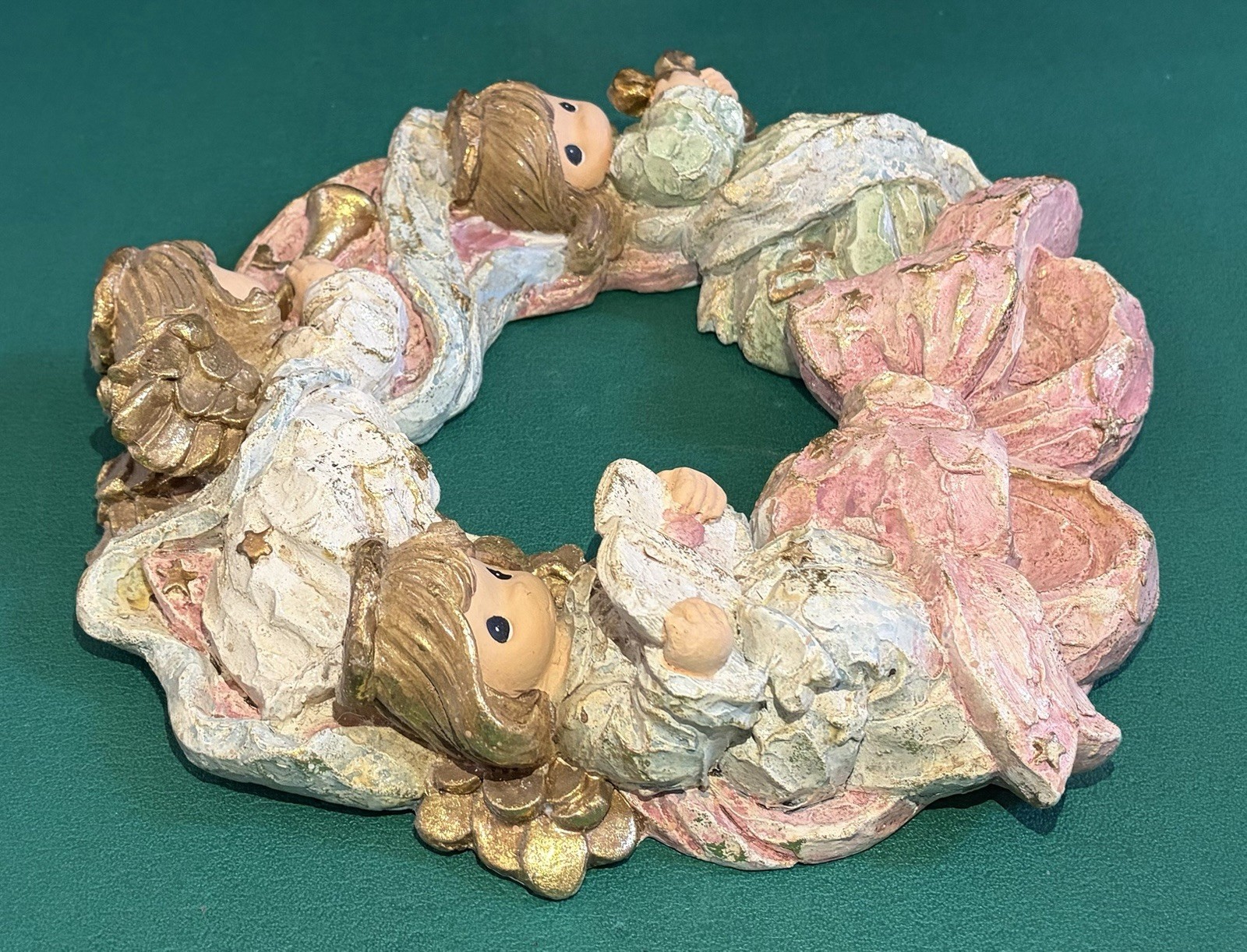 Precious Moments Rare Trio of Angels Wreath with Holiday Pink Bow Tie Enesco 11”