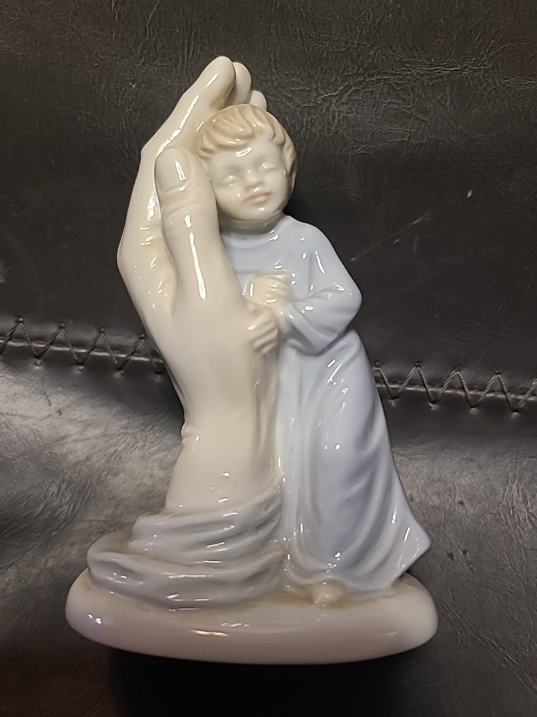 1983 Vintage Palm of My Hand Isaiah 49:15 God’s Hand & child Figurine Roman Inc.
