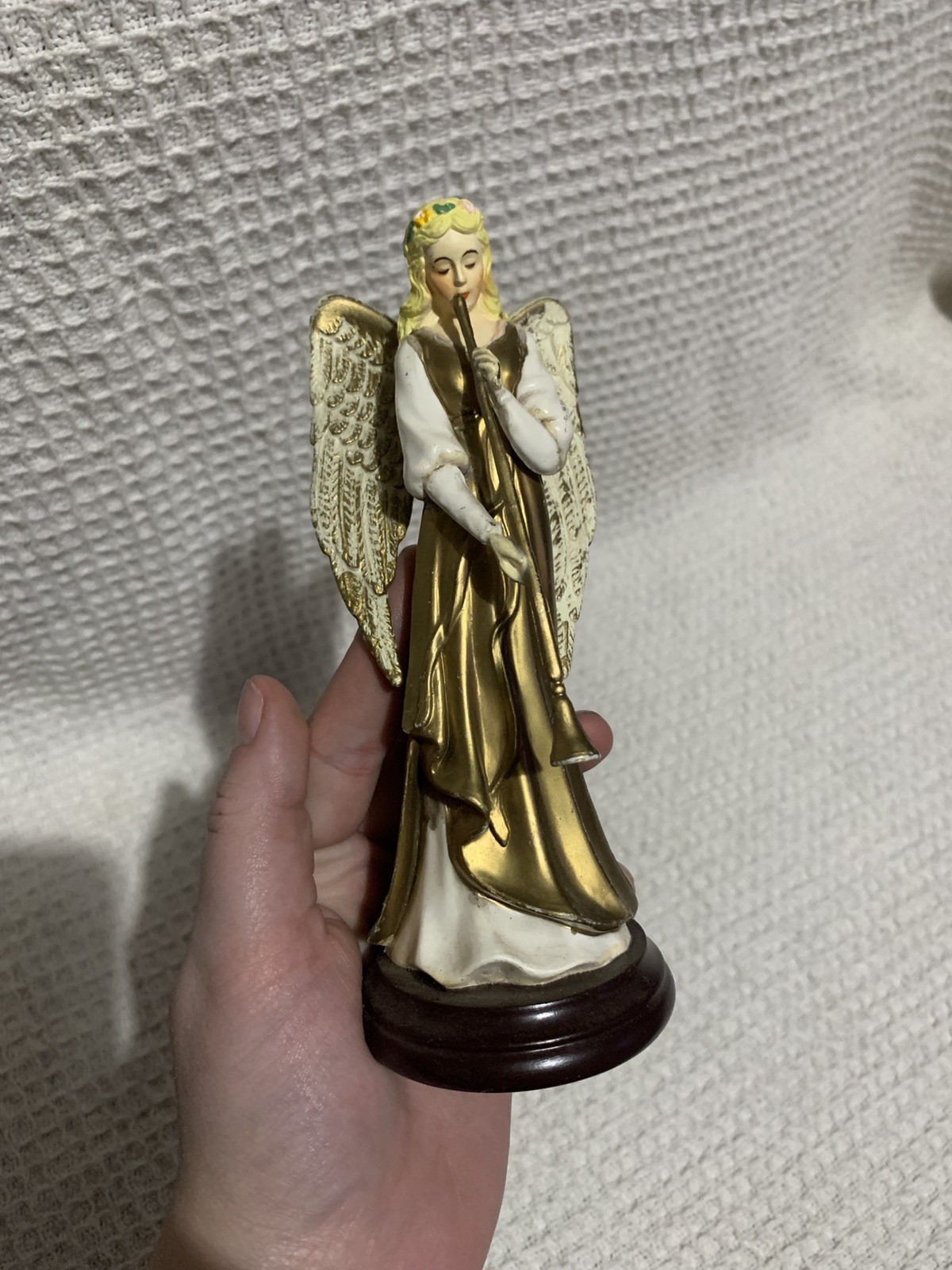 Angel Playing a Long Horn Enesco Figurine 1994 gold – music not functional