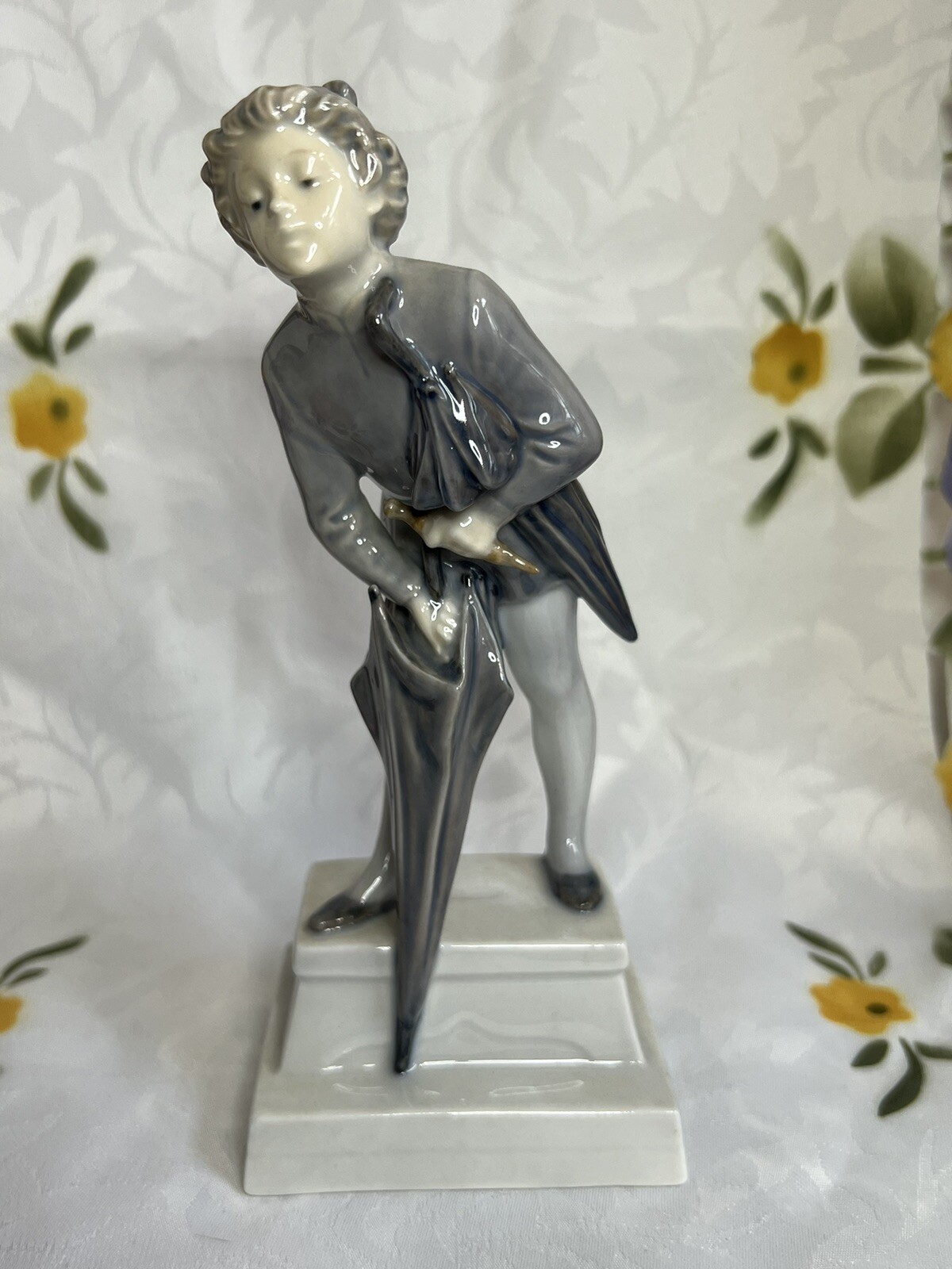 ROYAL COPENHAGEN Denmark #1129 The Sandman With Umbrella