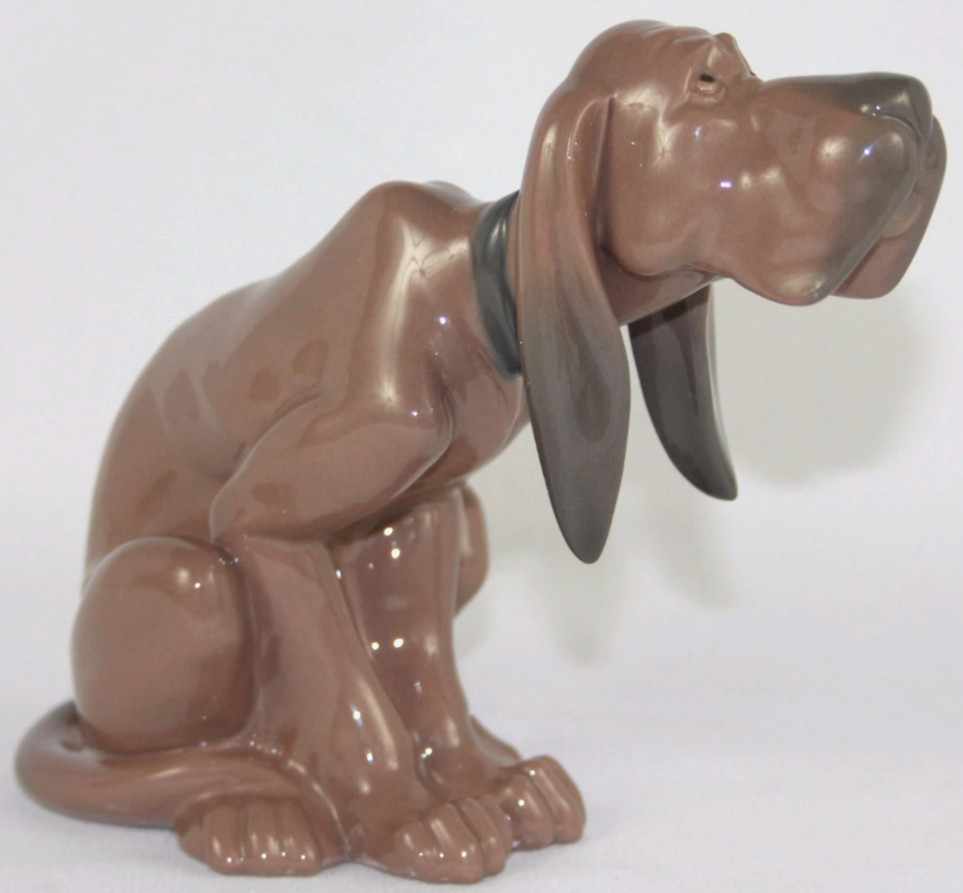Lladro 5111 “Timid Dog” Apprehensive Bloodhound Puppy Dog – MWOB, RV$485