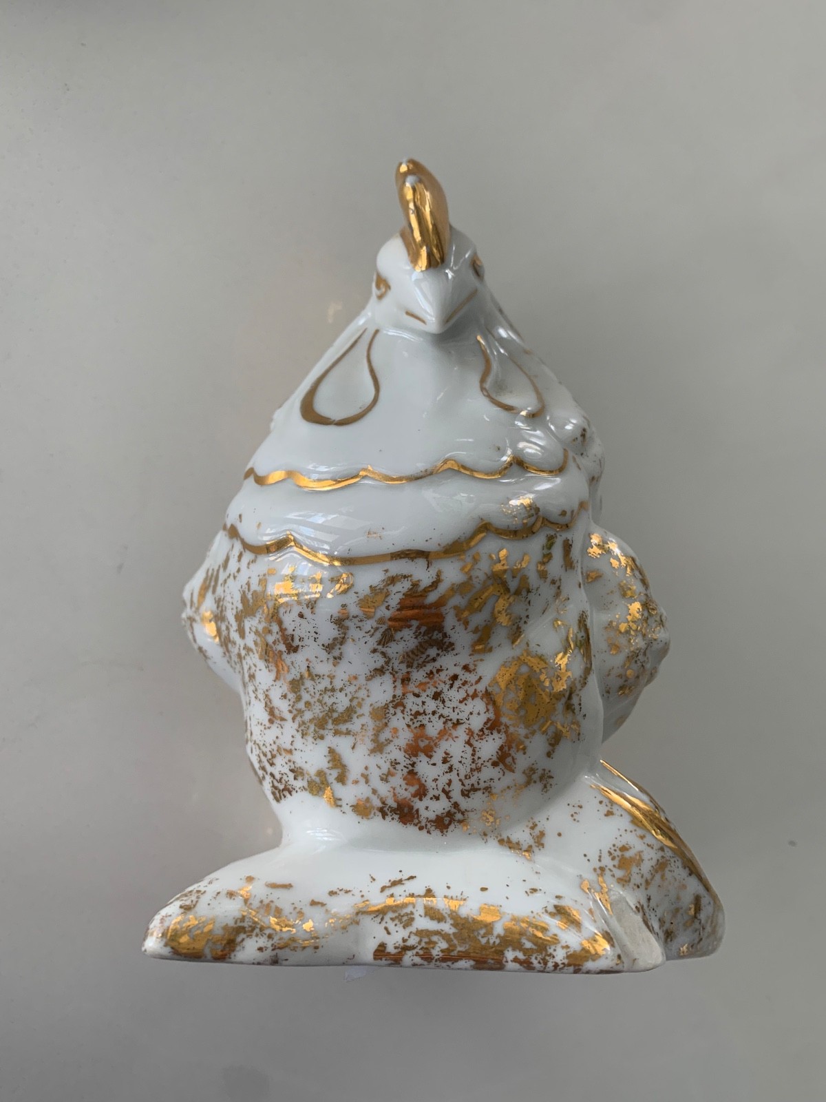 ROOSTER FIGURINE IN WHITE PORCELAIN WITH SHINY GOLD ACCENTS-VINTAGE AND UNMARKED