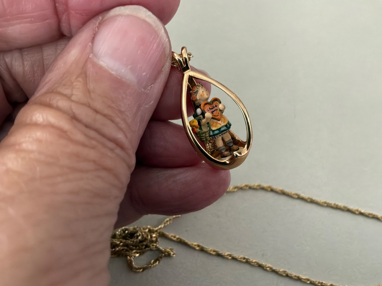 VTG Goebel Miniatures By Olszewski Goebel Collector’s Club Pendant Necklace 1982