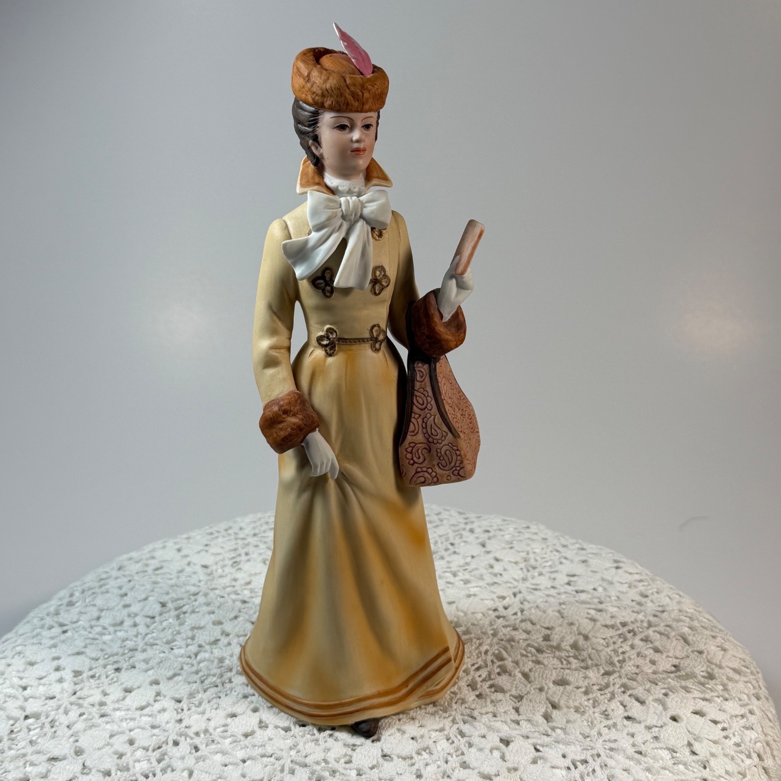 Avon Miss Mrs. Albee President’s Club Award 1981 Vintage Porcelain Figurine 10″