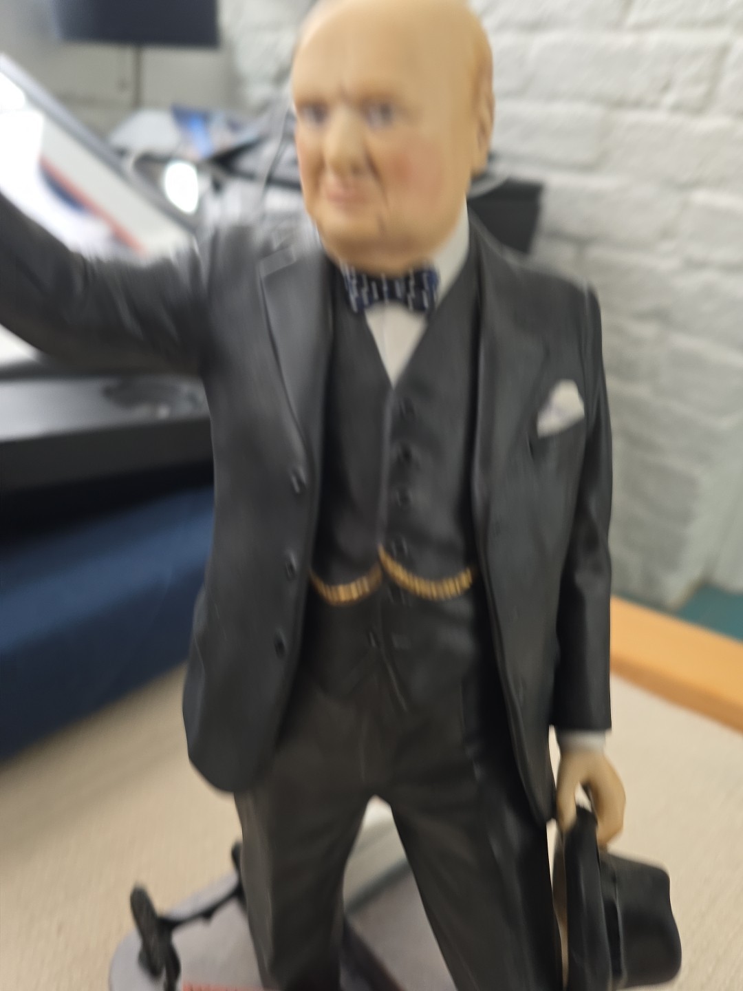 Sir Winston Churchill Porcelain Figure Ltd Ed. 131/375 Ashmor Worcester VE Day