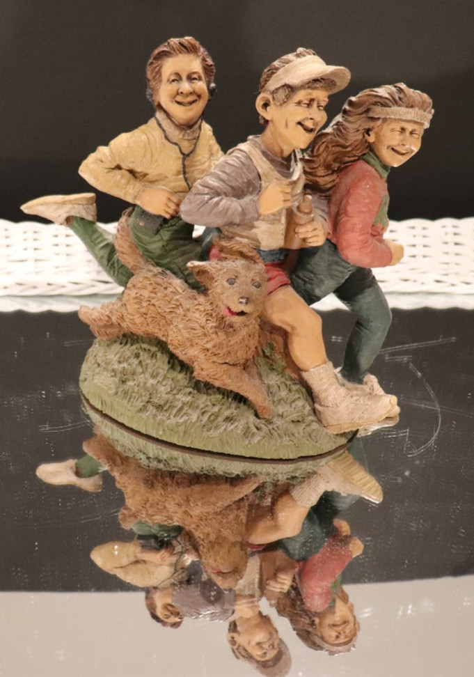 TOM CLARK CAIRN STUDIOS 2 BOYS 1 GIRL RUNNING SCULPTURE #8052 BY LEE STEVENS