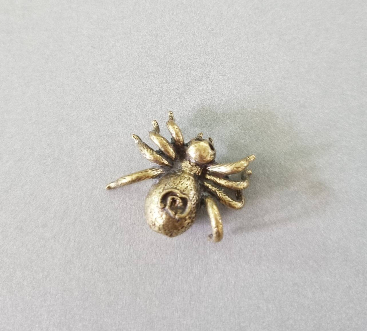 1 x Gold Mini Spider Figurine Insect Animal Decor Halloween Collect Model Carry