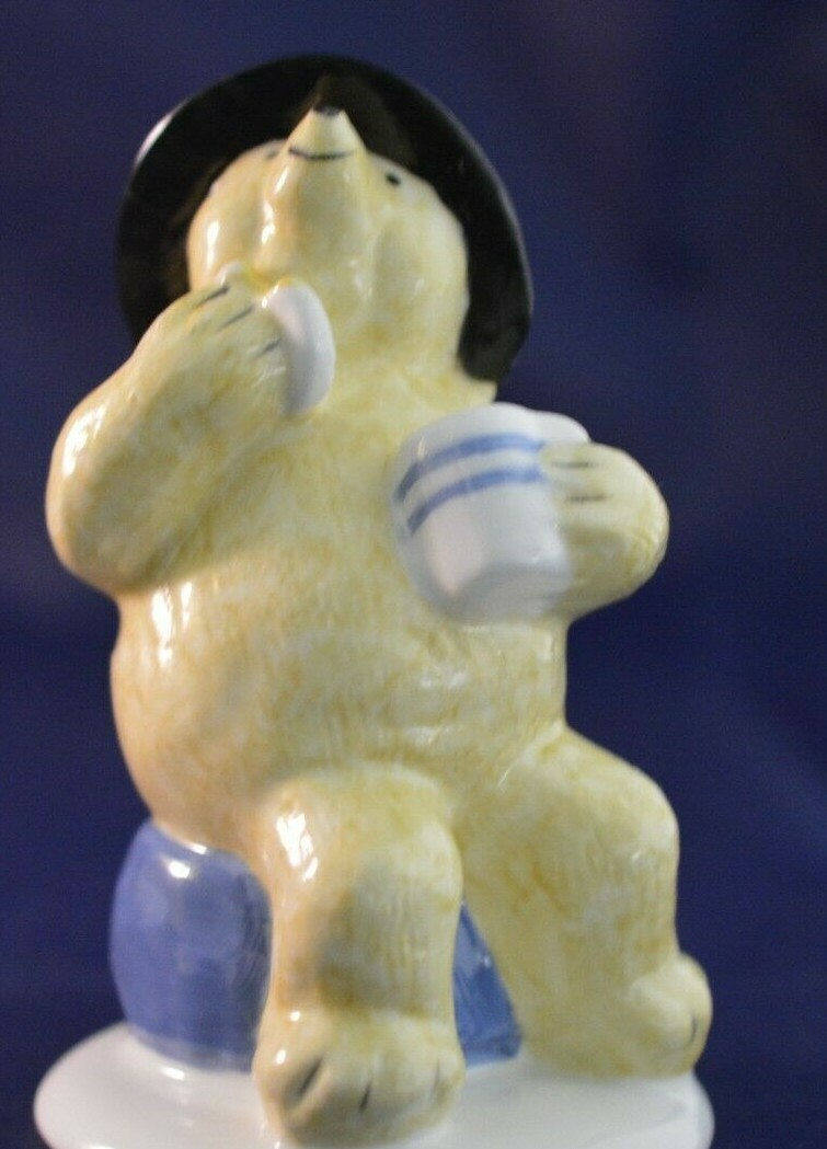 PADDINGTON BEAR TAKES A SNACK