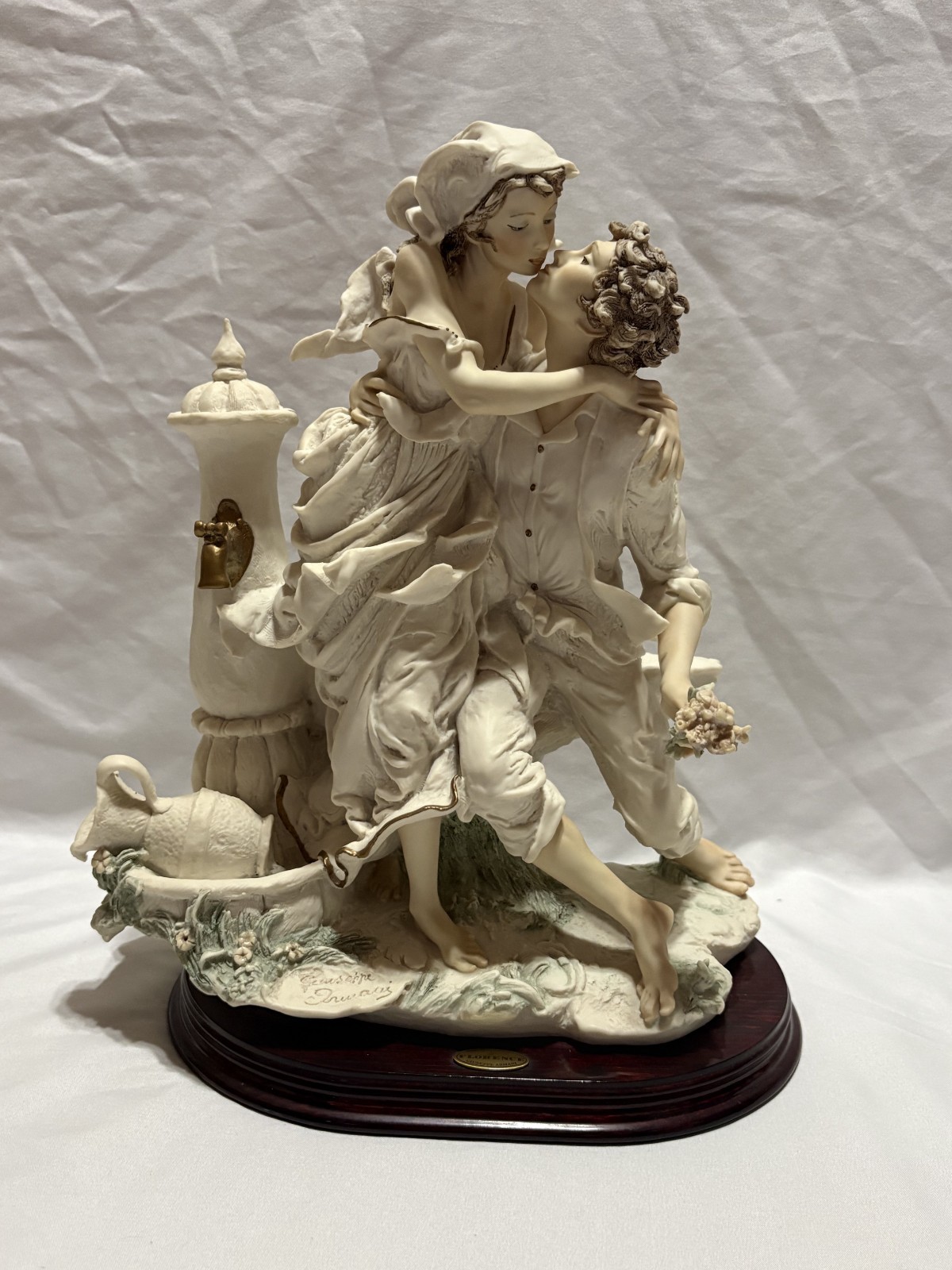 Giuseppe Armani Large Figurine 675F LOVE IN BLOOM, 13 1/2″ Man & Woman Kissing