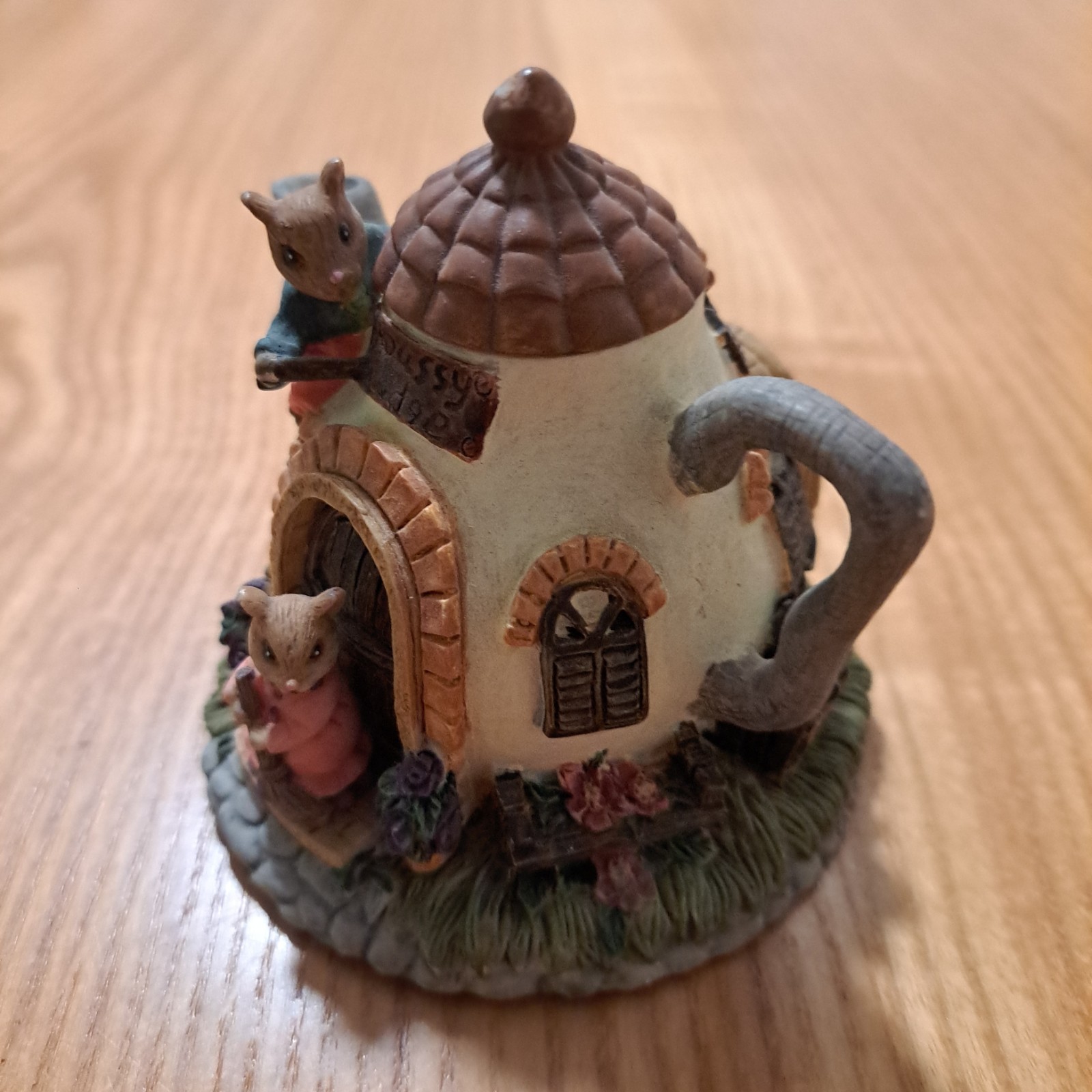 Dezine Mouse Lodge Mouse Tea Pot House Cottage Mini Mice Figurine Trinket Box 93