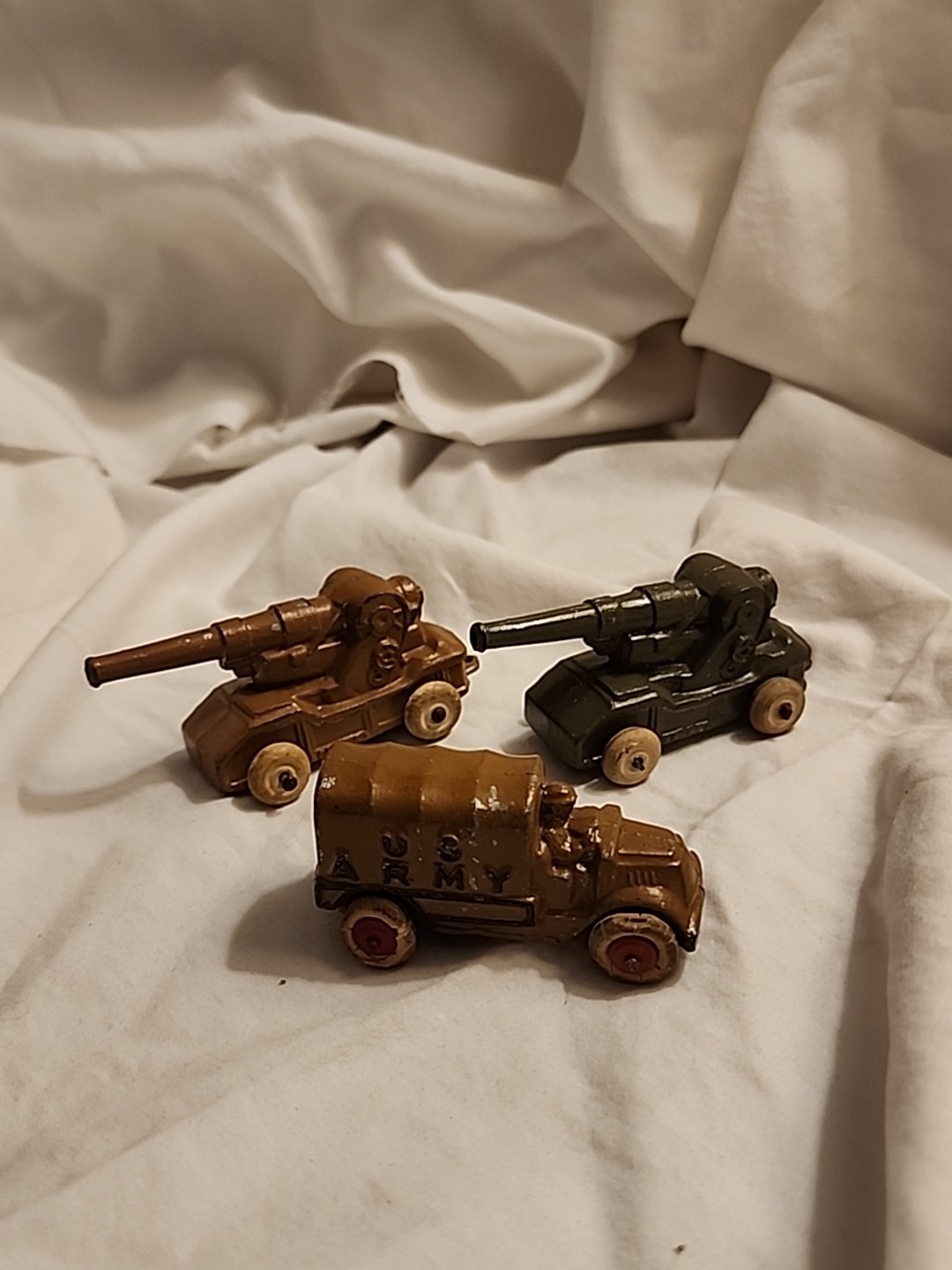 Vintage Set of 3 Barclay Toy Lead US Army Artillery Pieces and Truck