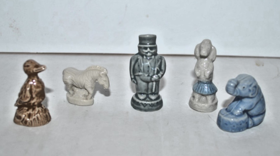 5 PCS WADE WHIMSIES CERAMIC FIGURINE RING MASTER & AMINALS