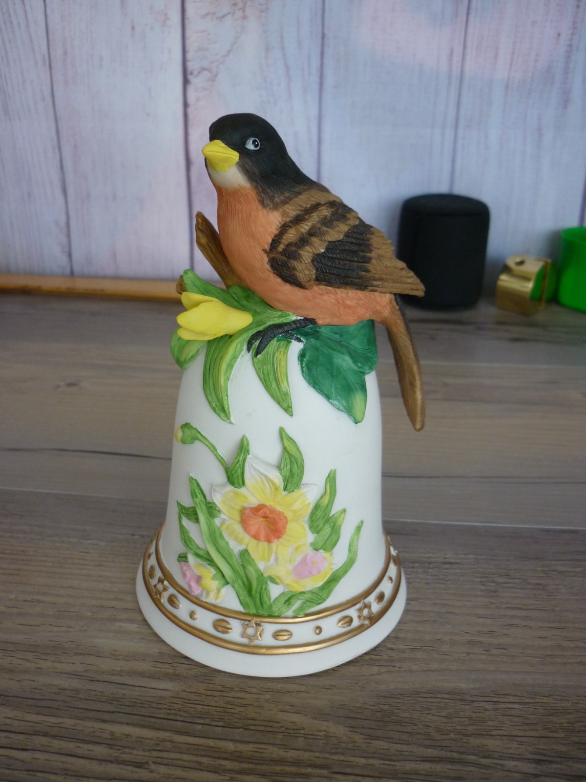 VINTAGE HERITAGE HOUSE BIRD FIGURINE FLORAL PORCELAIN WITH MUSIC BOX
