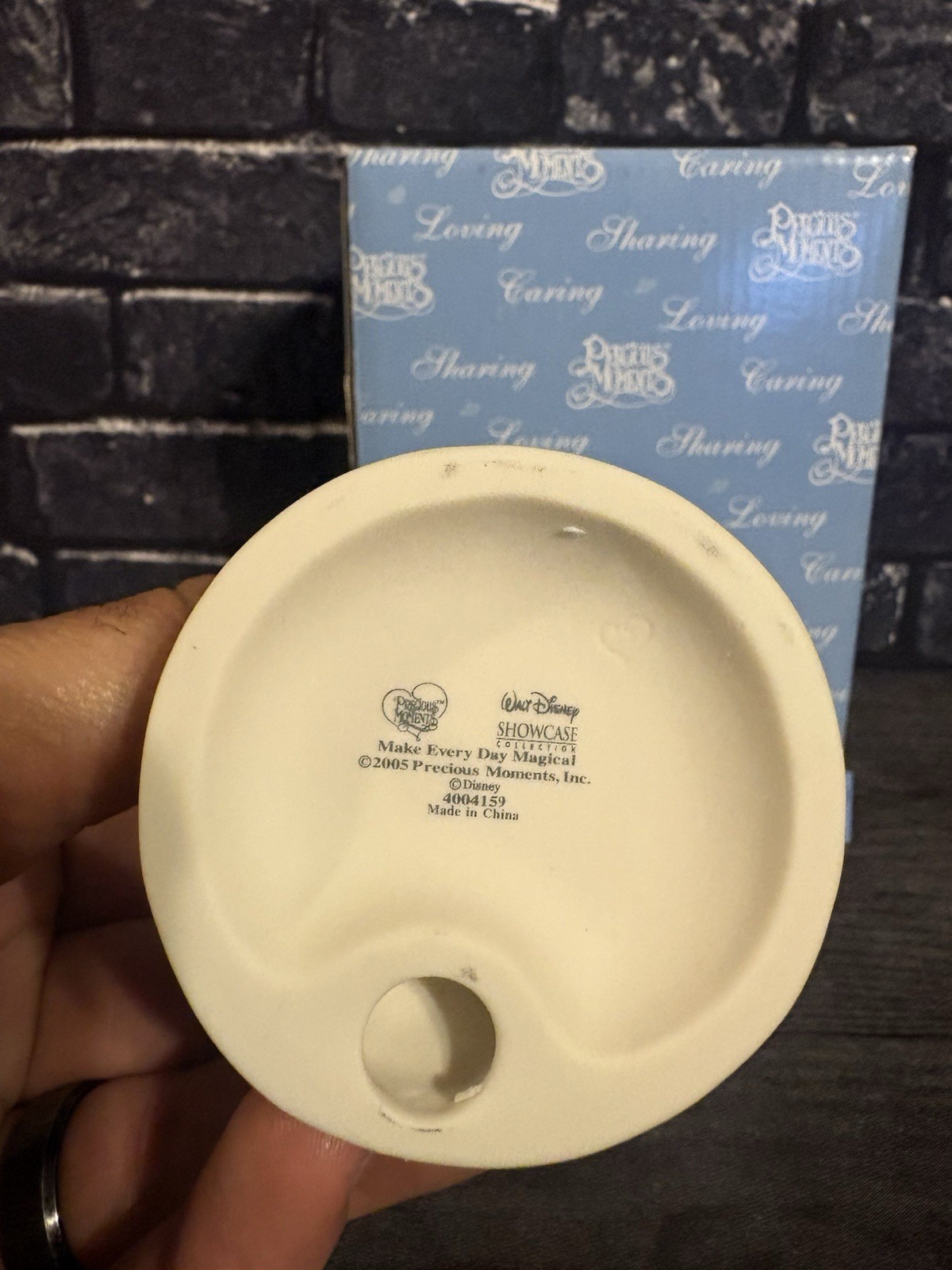 PRECIOUS MOMENTS DISNEY SHOWCASE 4004149 “MAKE EVERYDAY MAGICAL” 2005 PORCELAIN