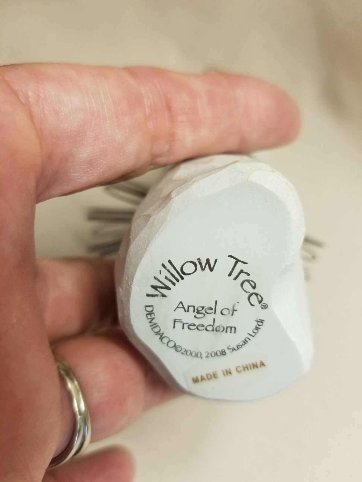 Willow Tree Figurine – Angel of Freedom #26219 holding Butterfly With Box