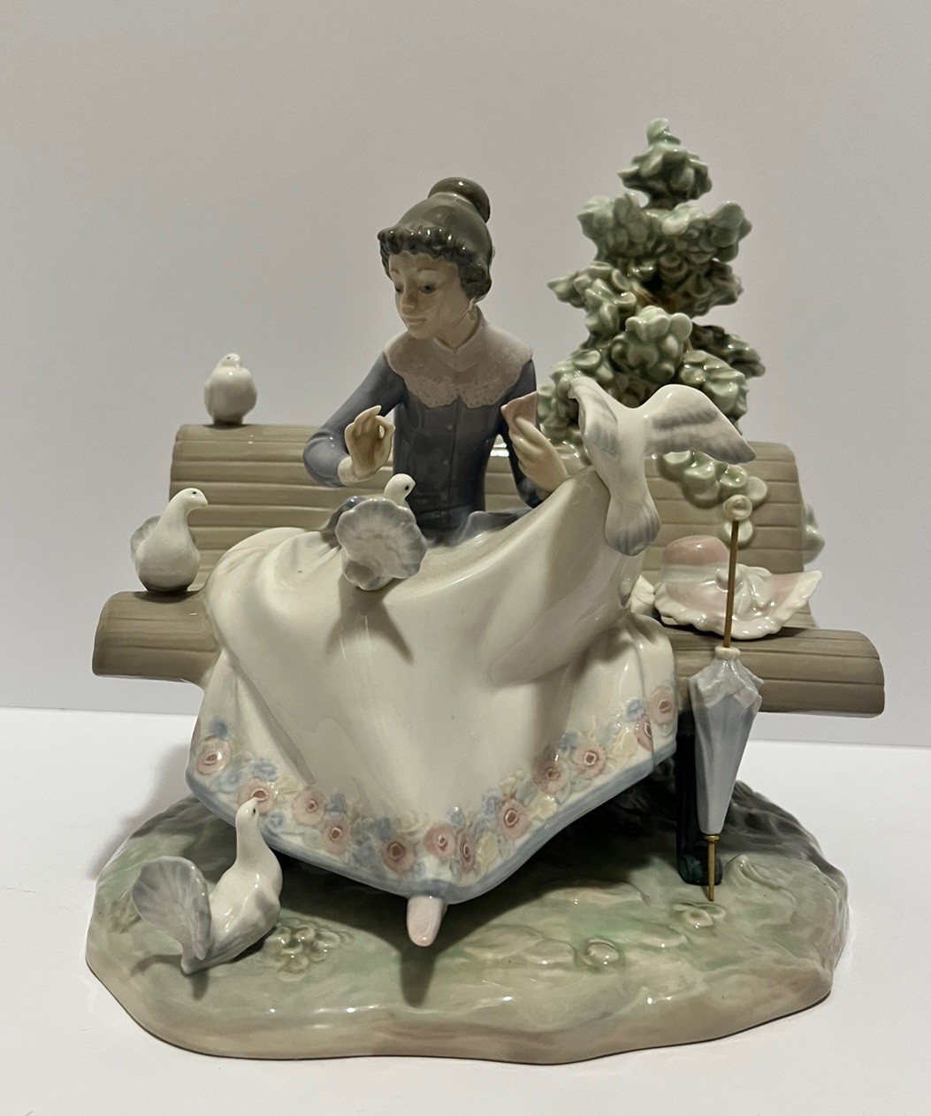 RARE SIGNED LLADRO Figurine Feeding the Pigeons – #5428 Large in Mint Condition