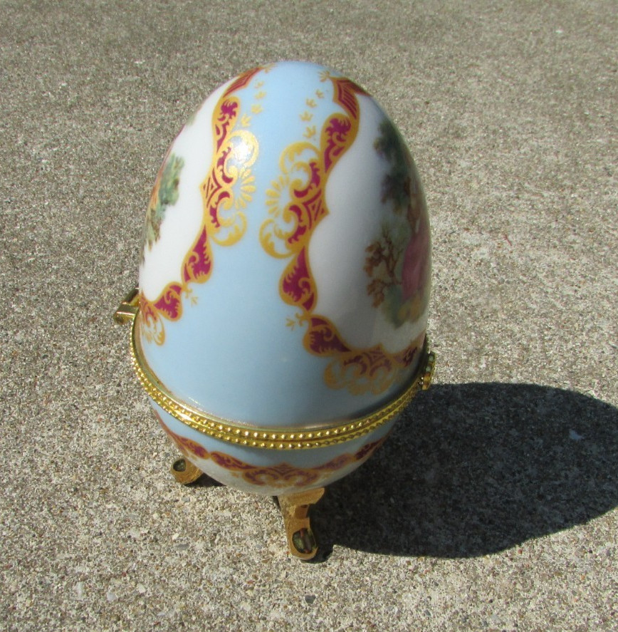 Porcelain Hinged Gold Tone Gilded Egg w/Courting Couple Trinket Ring Keeper
