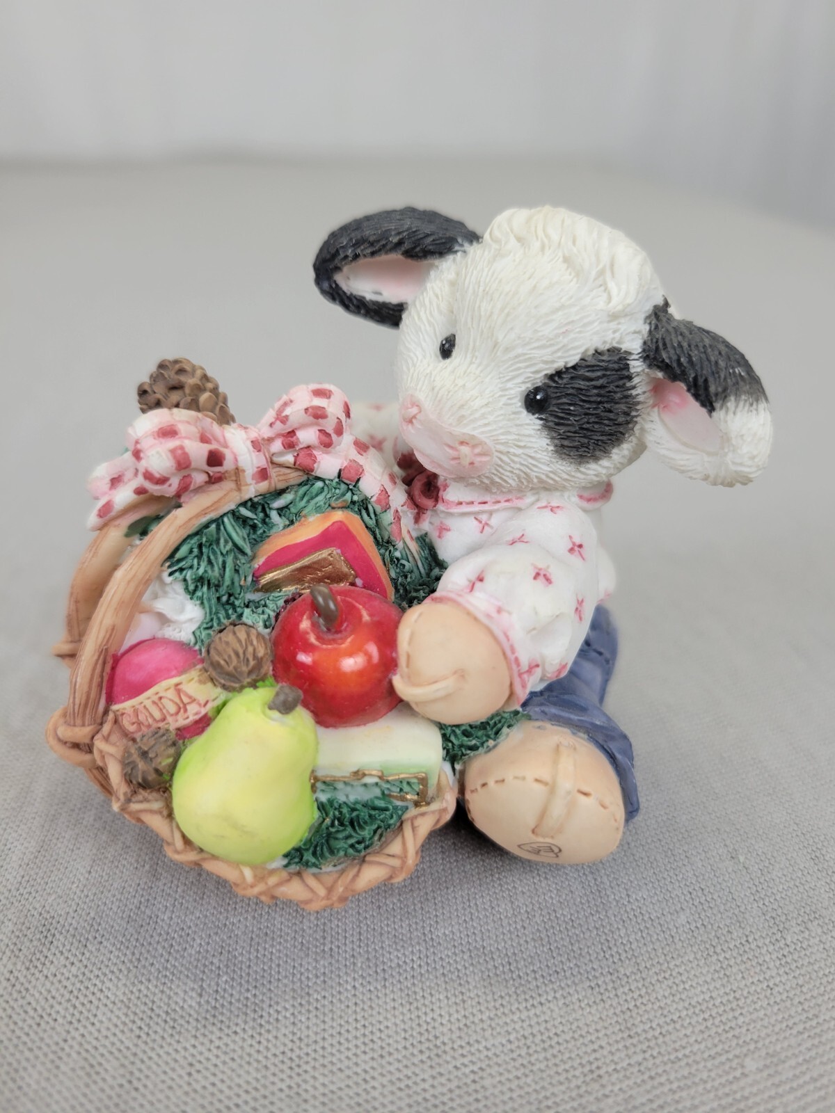 Mary’s Moo Moos Cow Lickin Good 1995 Figurine #142905 Fruit Basket Enesco
