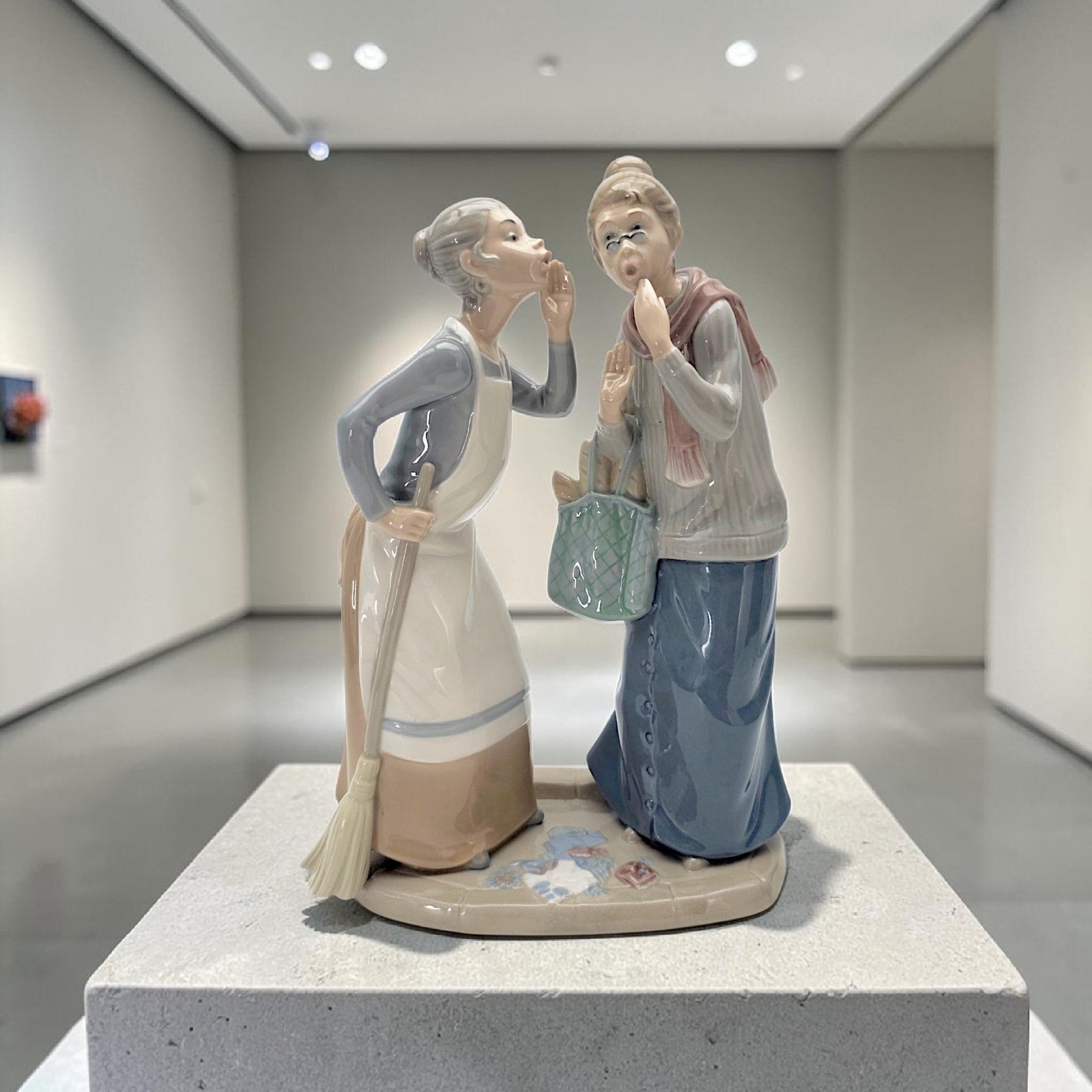 VTG Retired Lladro “”The Gossips”” 4984 Porcelain Figure – Mint-No Box 12.5″