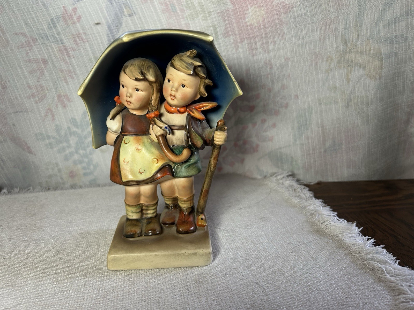 Goebel Hummel “STORMY WEATHER” #71 FULL BEE 6.5″ TMK2 1950-1959
