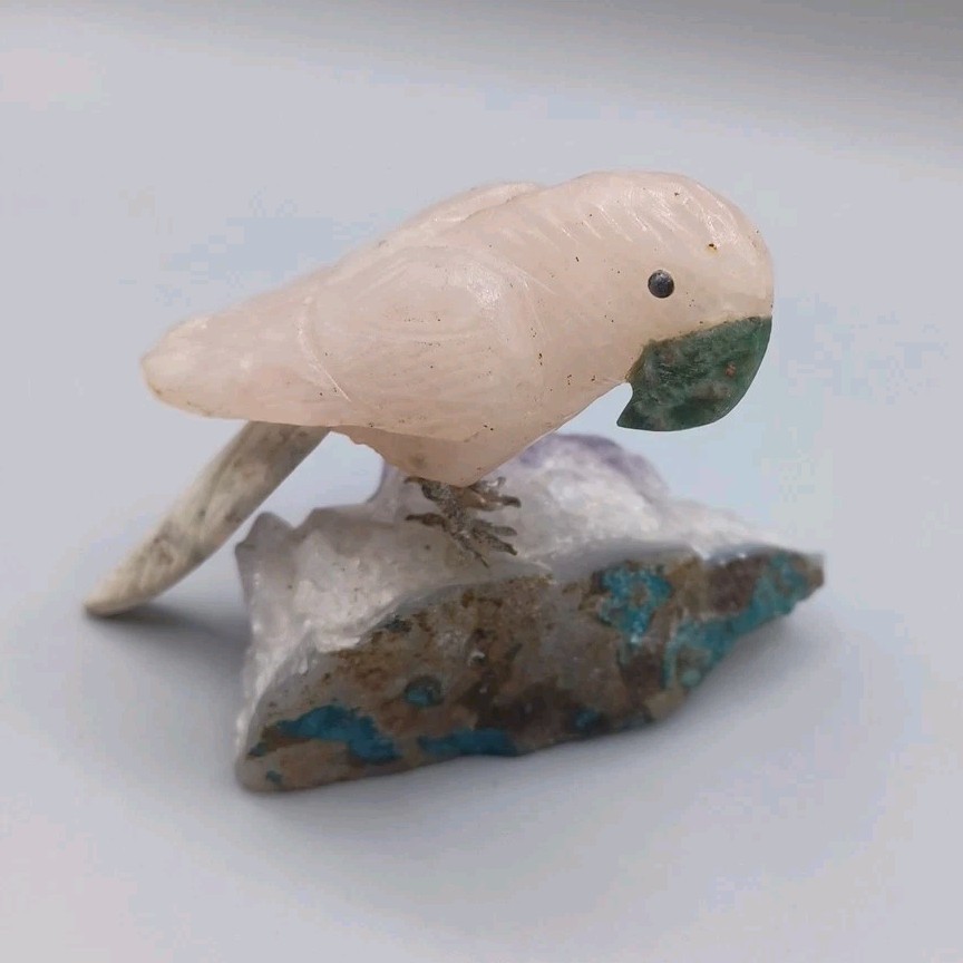 HAND CARVED GEM STONE MACAW PARROT BIRD ON AMETHYST & CLEAR QUARTZ STAND