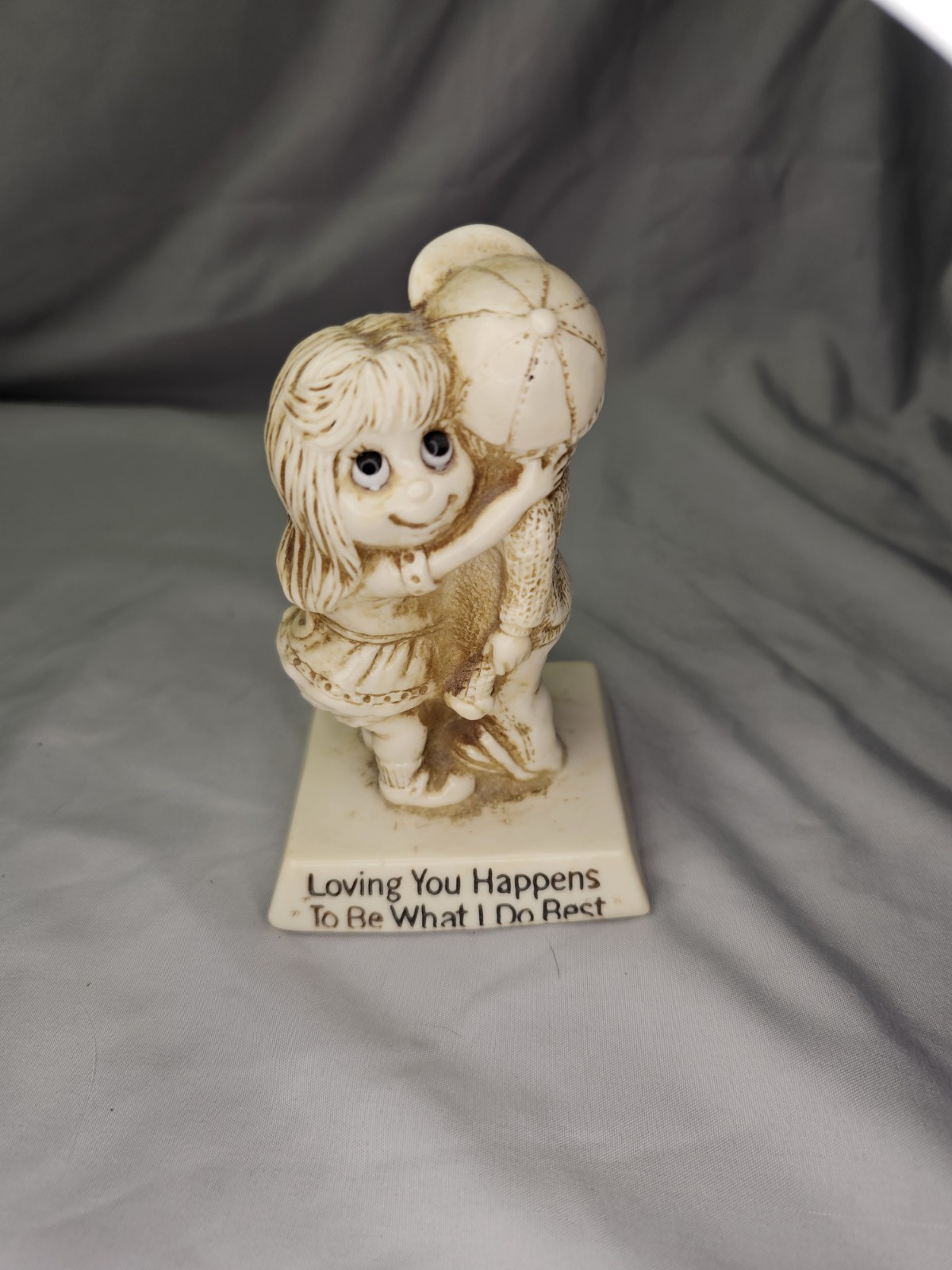 O&V Berries Resin Figurine Romantic Love Theme People Beige Brown