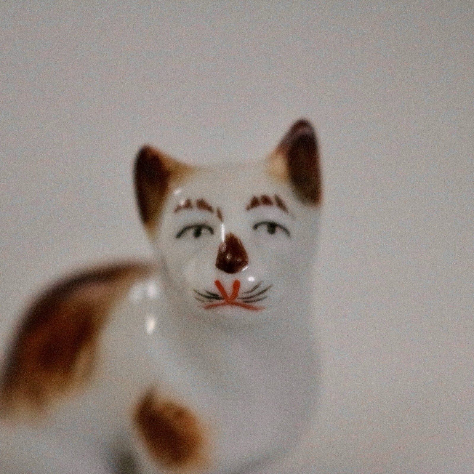 Vtg Chelsea/Staffordshire Style Porcelain Cat Figurine on Green & Gold Plinth