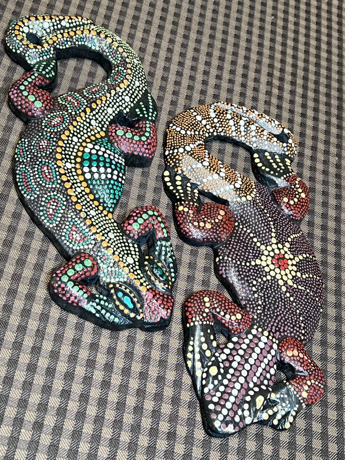 Set of 2 Dot Painted Wood 10″ Geckos Colorful Green Brown Wall Hanging Climbing