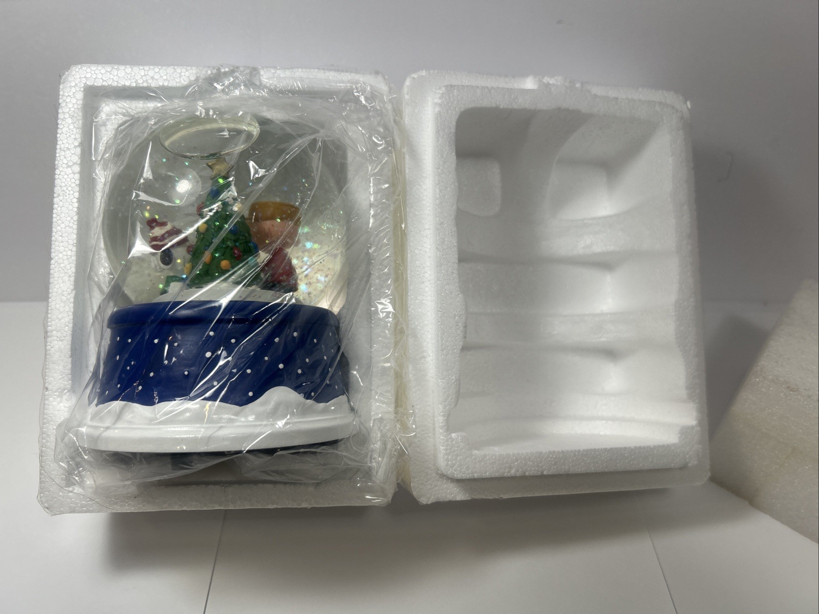Hallmark Peanuts 50th Anniversary Christmas Snow Globe Musical Theme Song Snoopy