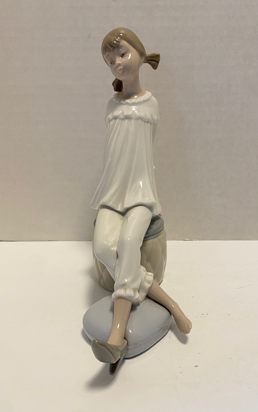 Lladro Porcelain Girl with Mother’s Shoe Figurine 1084 Heels Sitting on Ottoman