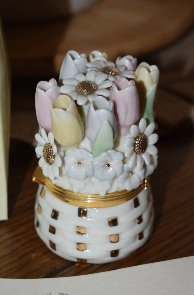 LENOX BOUQUET OF LOVE TREASURE BOX Flower Charm Daisies & Tulips NEW in BOX COA