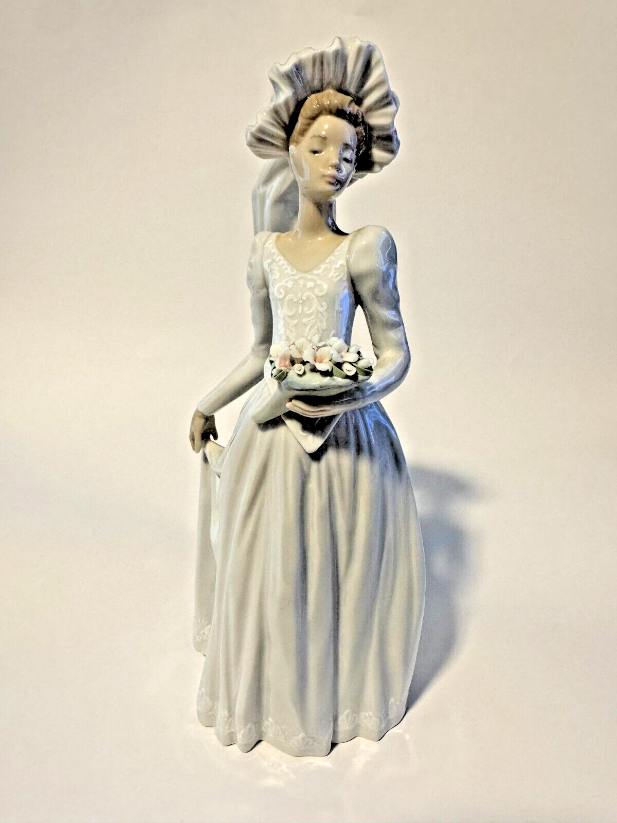 Lladro Down the Aisle #5903 Porcelain Figurine 10-1/2 in x 5-1/2 in x 4-1/2 in
